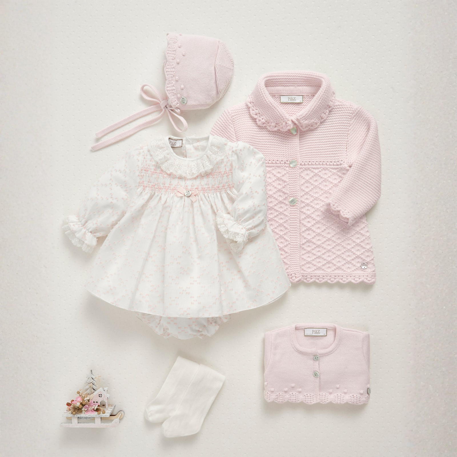 Vestido e tapa fralda com estampado rosa da Paz Rodriguez "Nai"