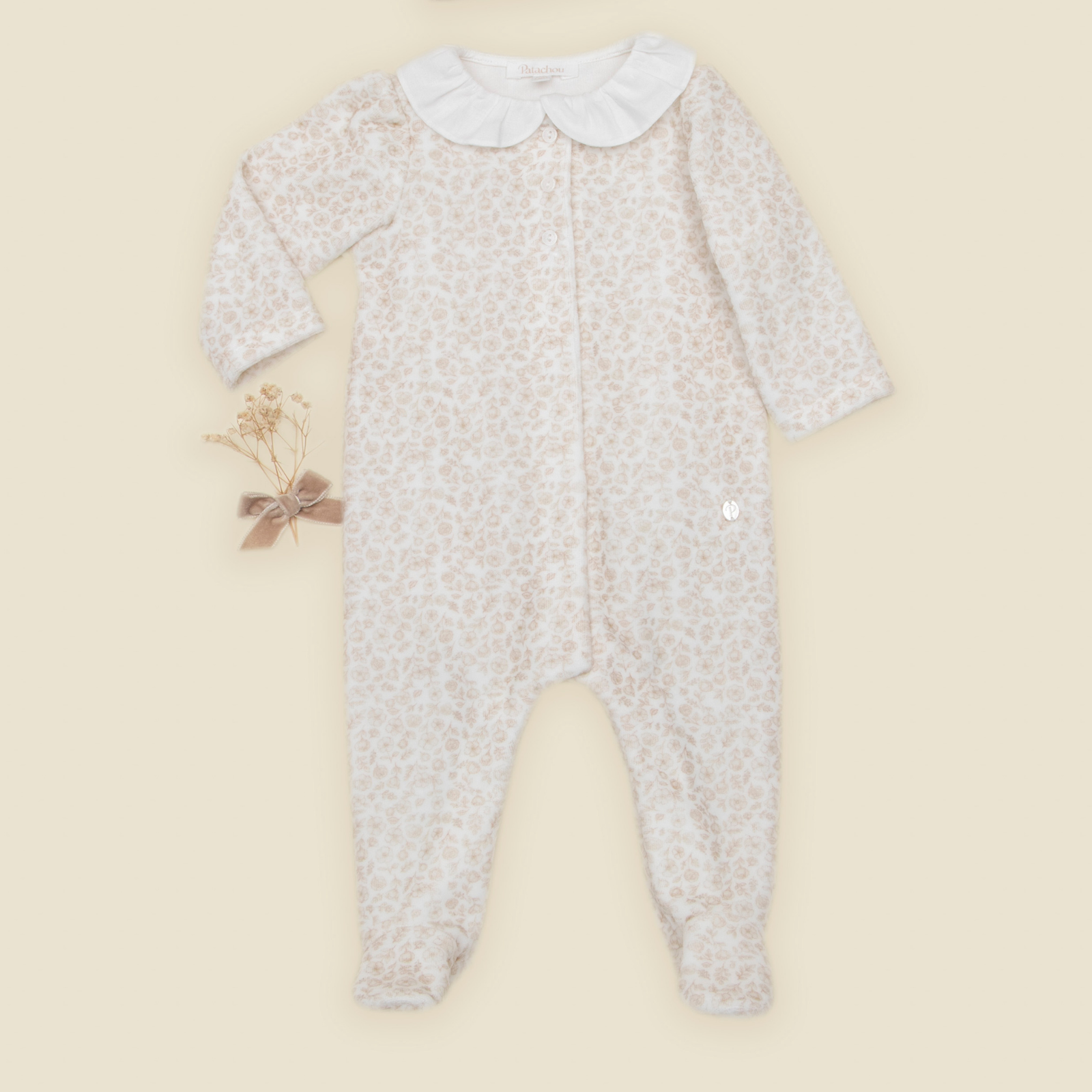 Babygrow bege com estampado floral da Patachou "Beige flowers"