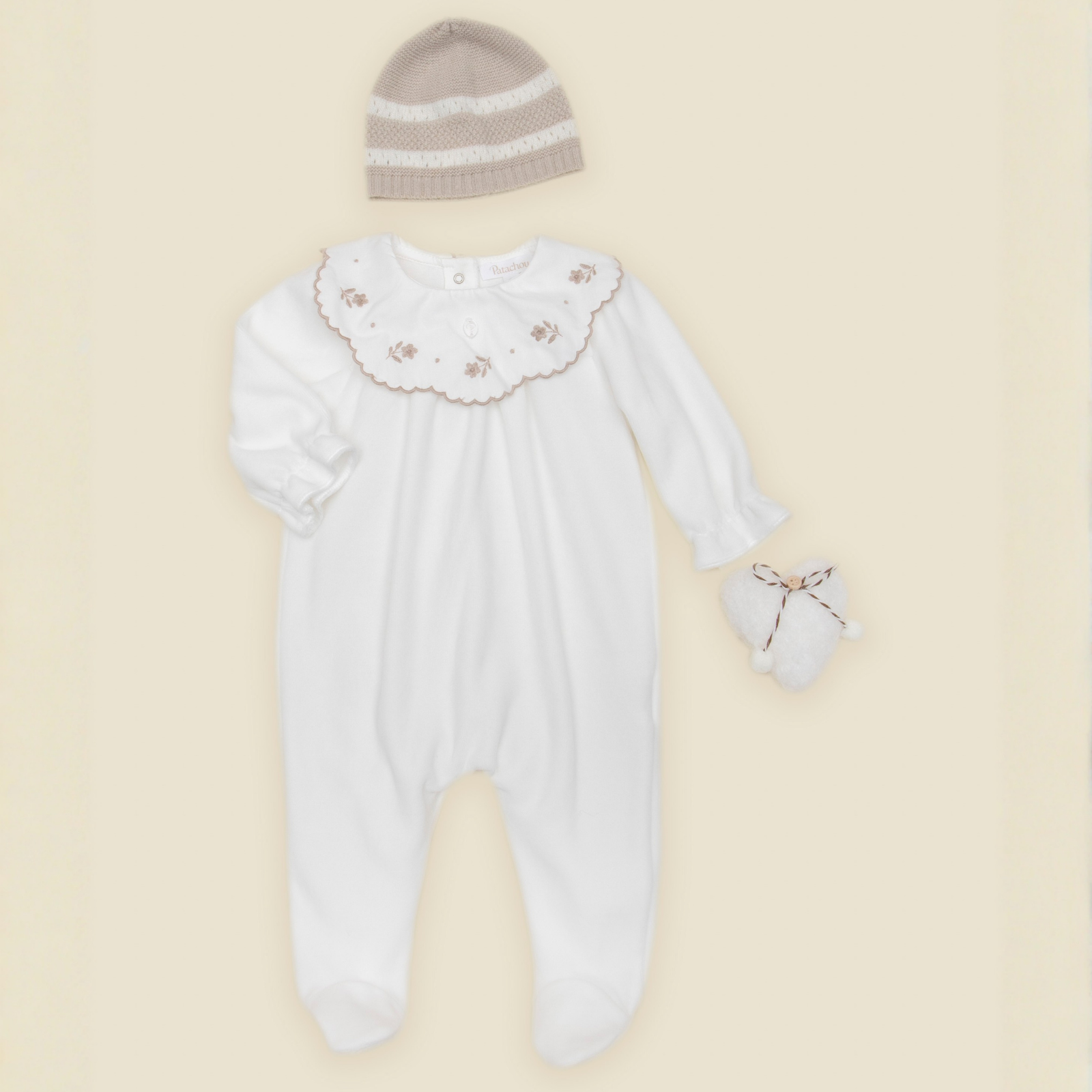 Babygrow cru com gola bordada da Patachou "Ecru"