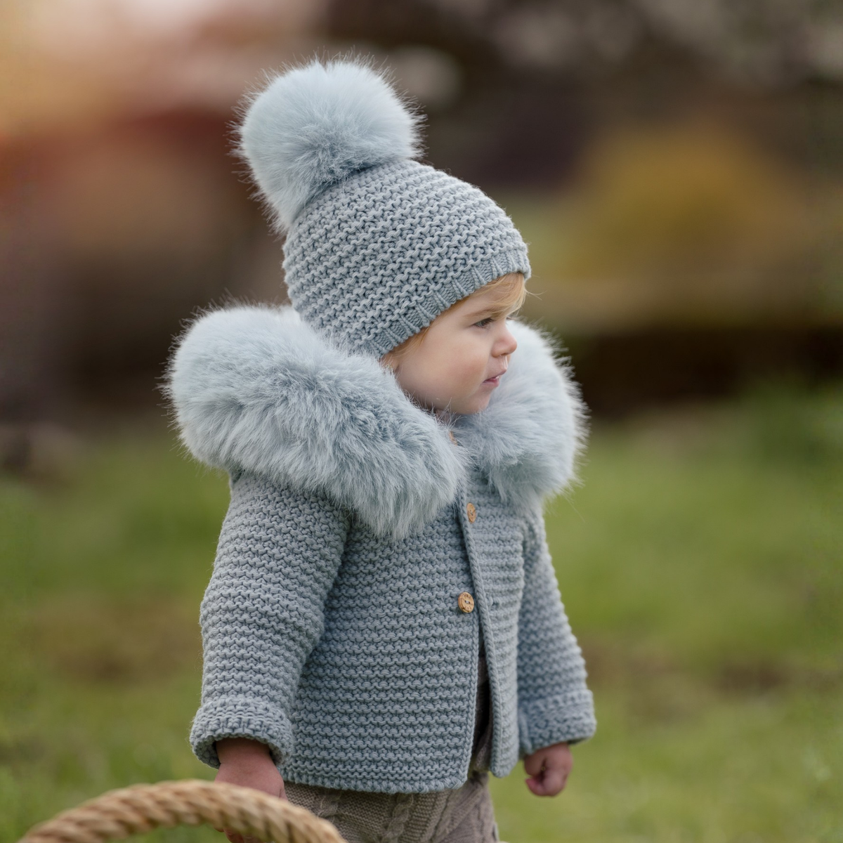 Gorro azul com pompom da Paz Rodriguez "Terra"