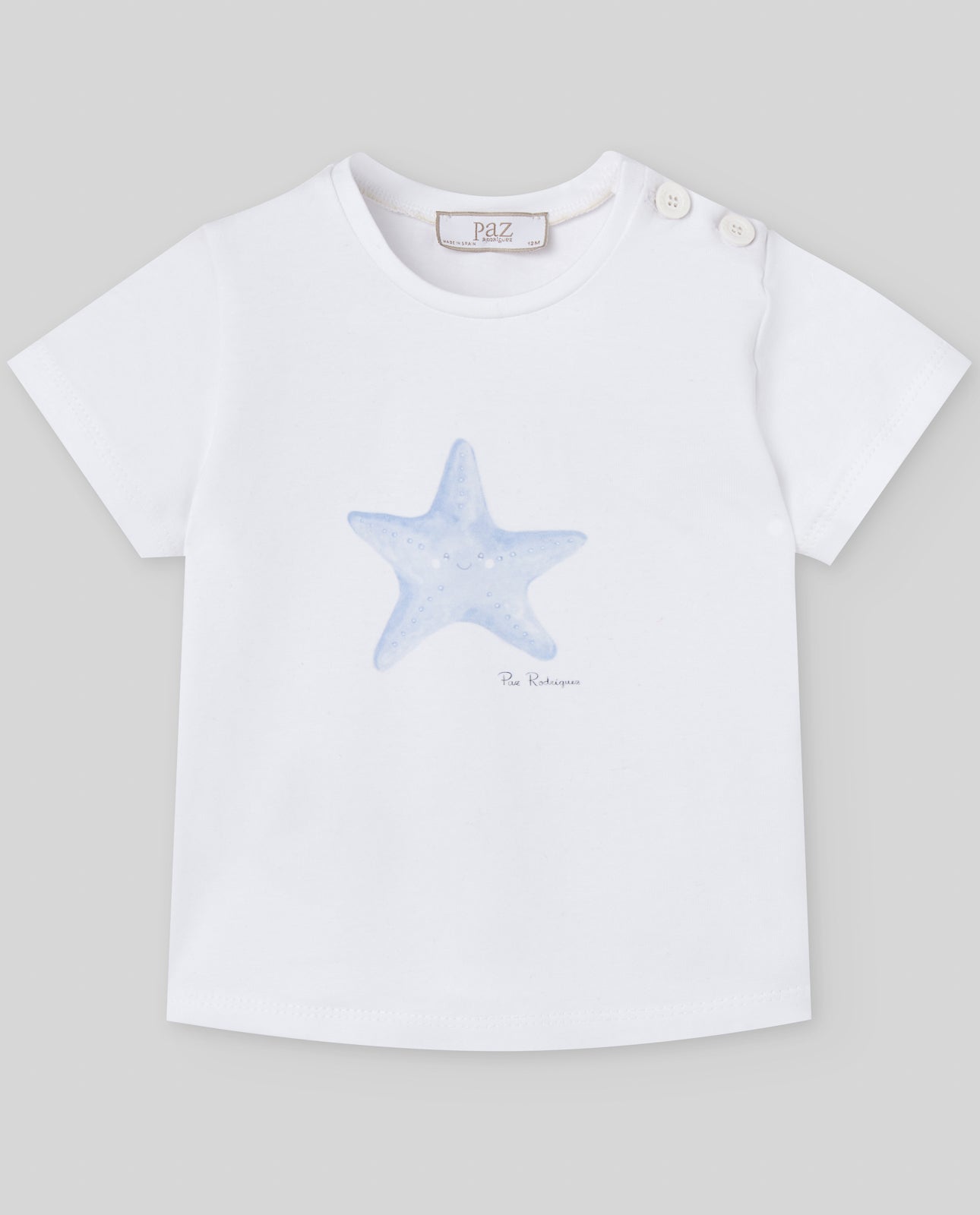 Conjunto t-shirt branca e calções de banho azul da Paz Rodriguez "Baño"