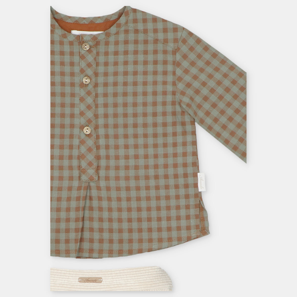 Conjunto camisa aos quadrados e calções beges da Martín Aranda "Siero"