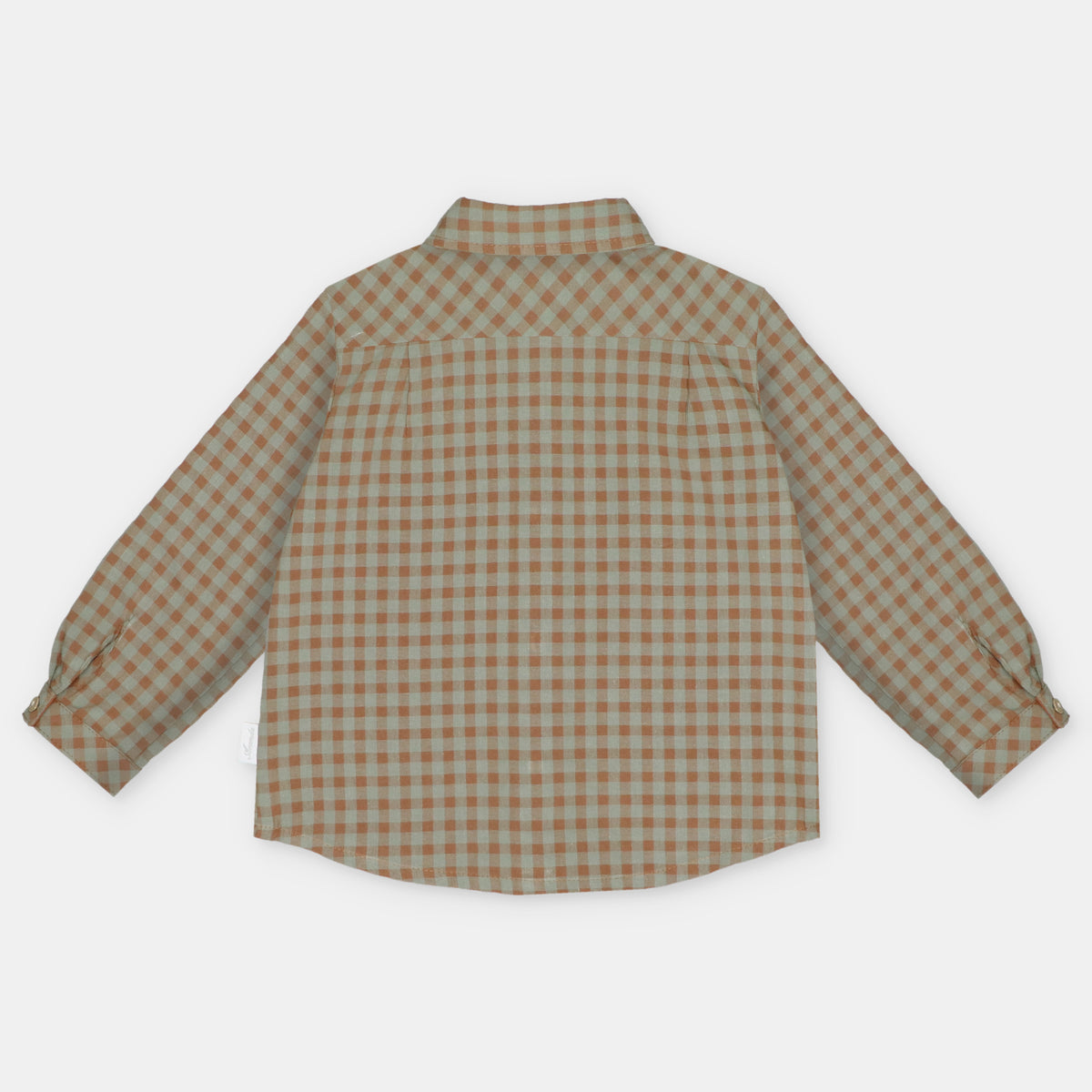 Conjunto camisa aos quadrados e calças beges da Martín Aranda "Siero"