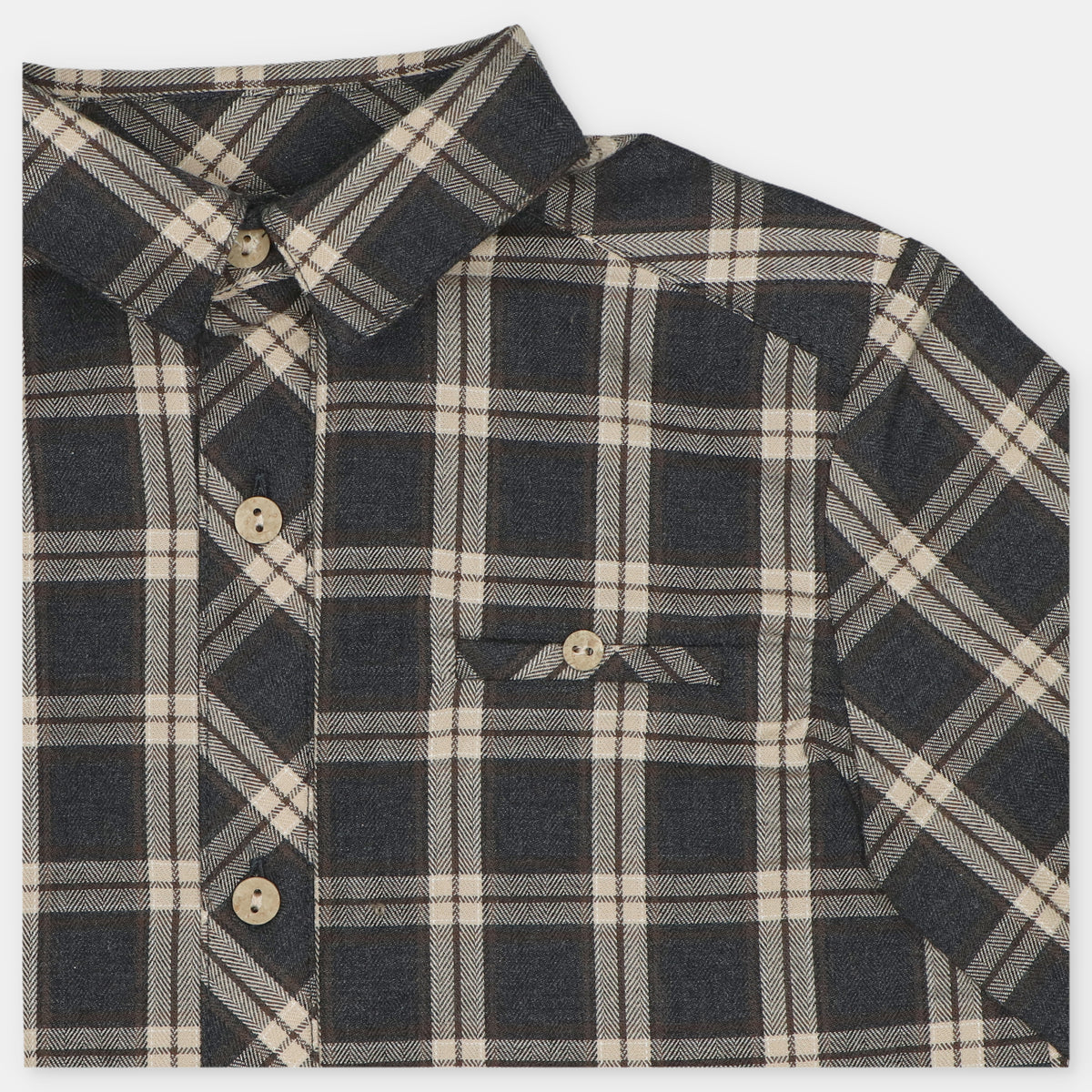 Conjunto camisa xadrez e calças bege da Martín Aranda "Onis"