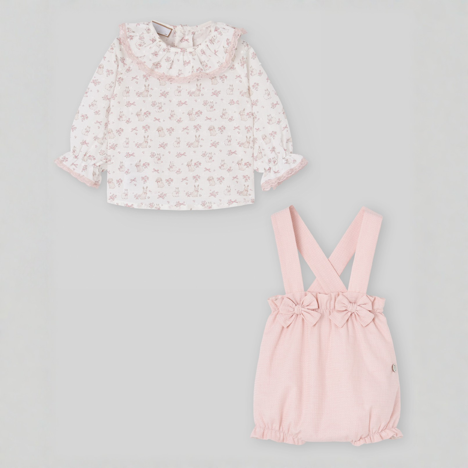 Conjunto bebé menina jardineira rosa e blusa pérola da Paz Rodriguez "Val"
