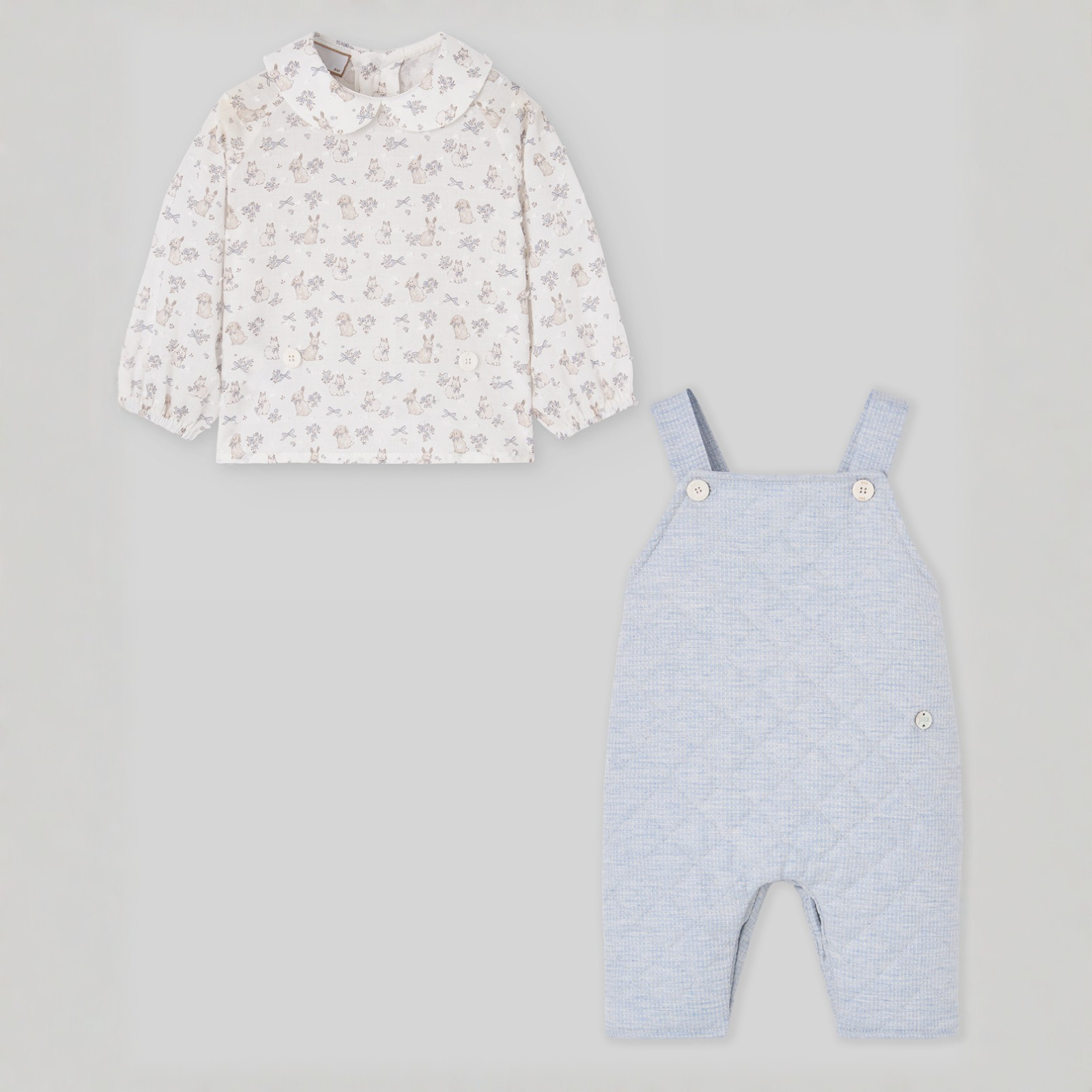 Conjunto bebé menino jardineira azul e blusa pérola da Paz Rodriguez "Val"