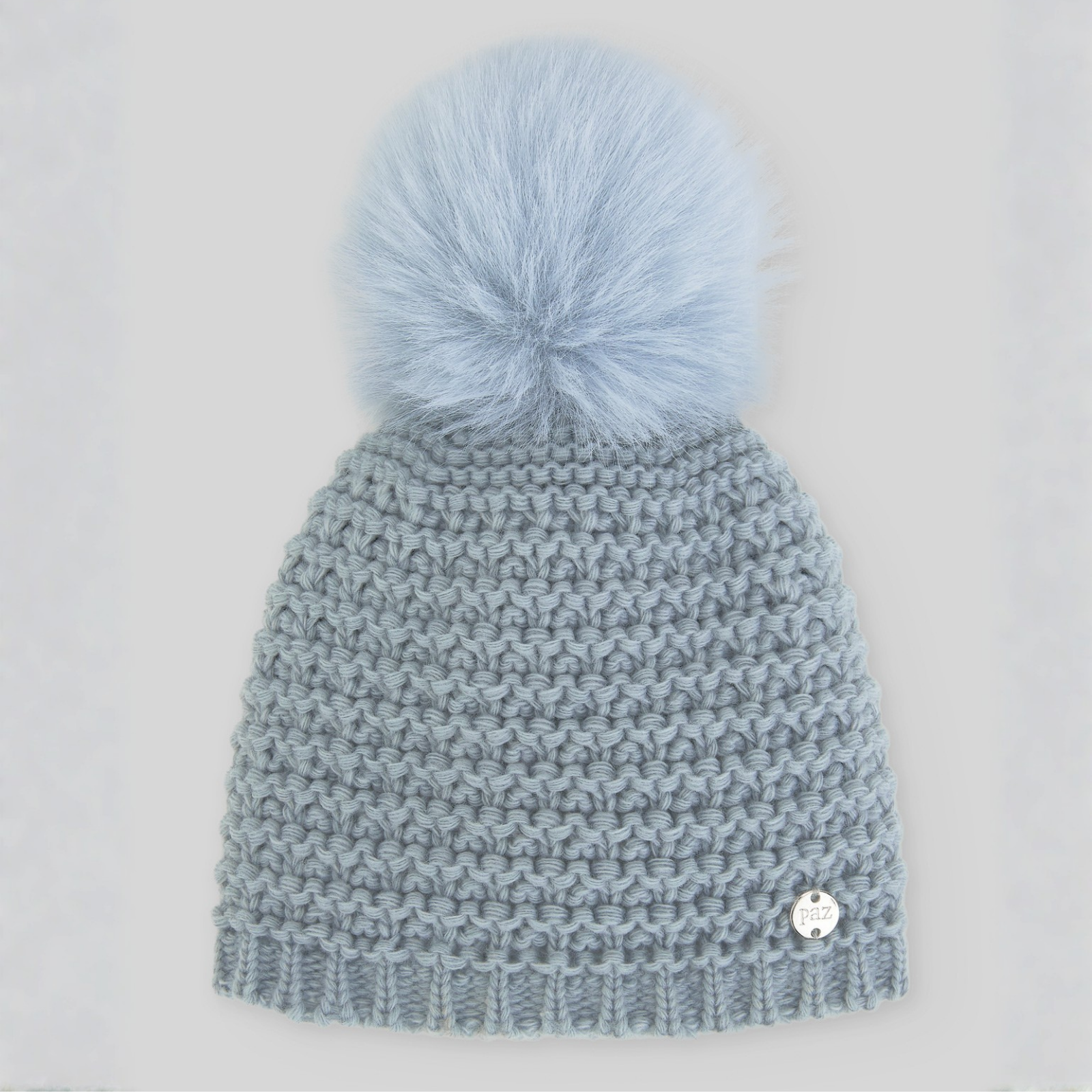 Gorro azul com pompom da Paz Rodriguez "Terra"