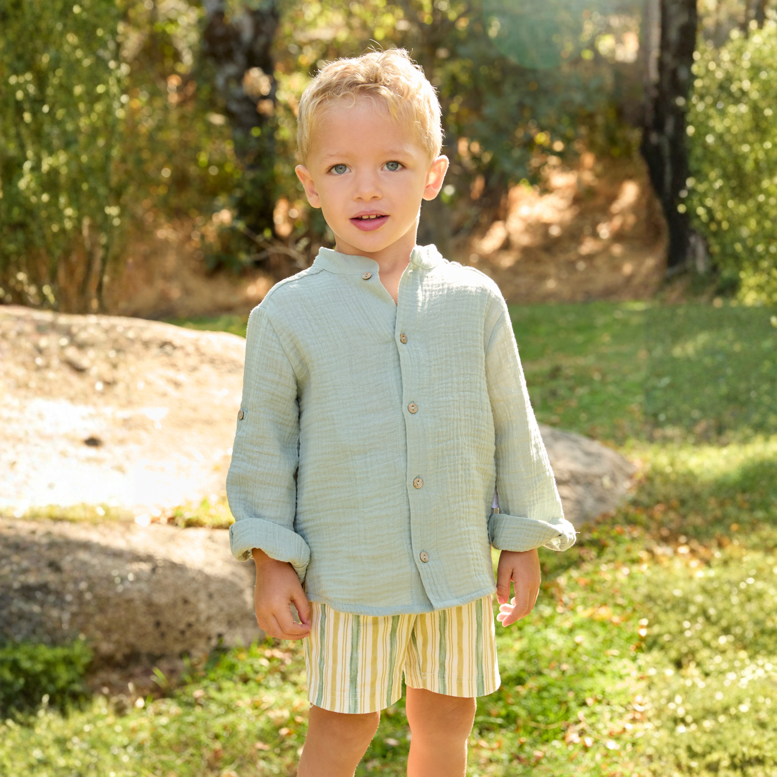 Conjunto camisa verde e calção com riscas para menino da Martín Aranda "Edmonton"