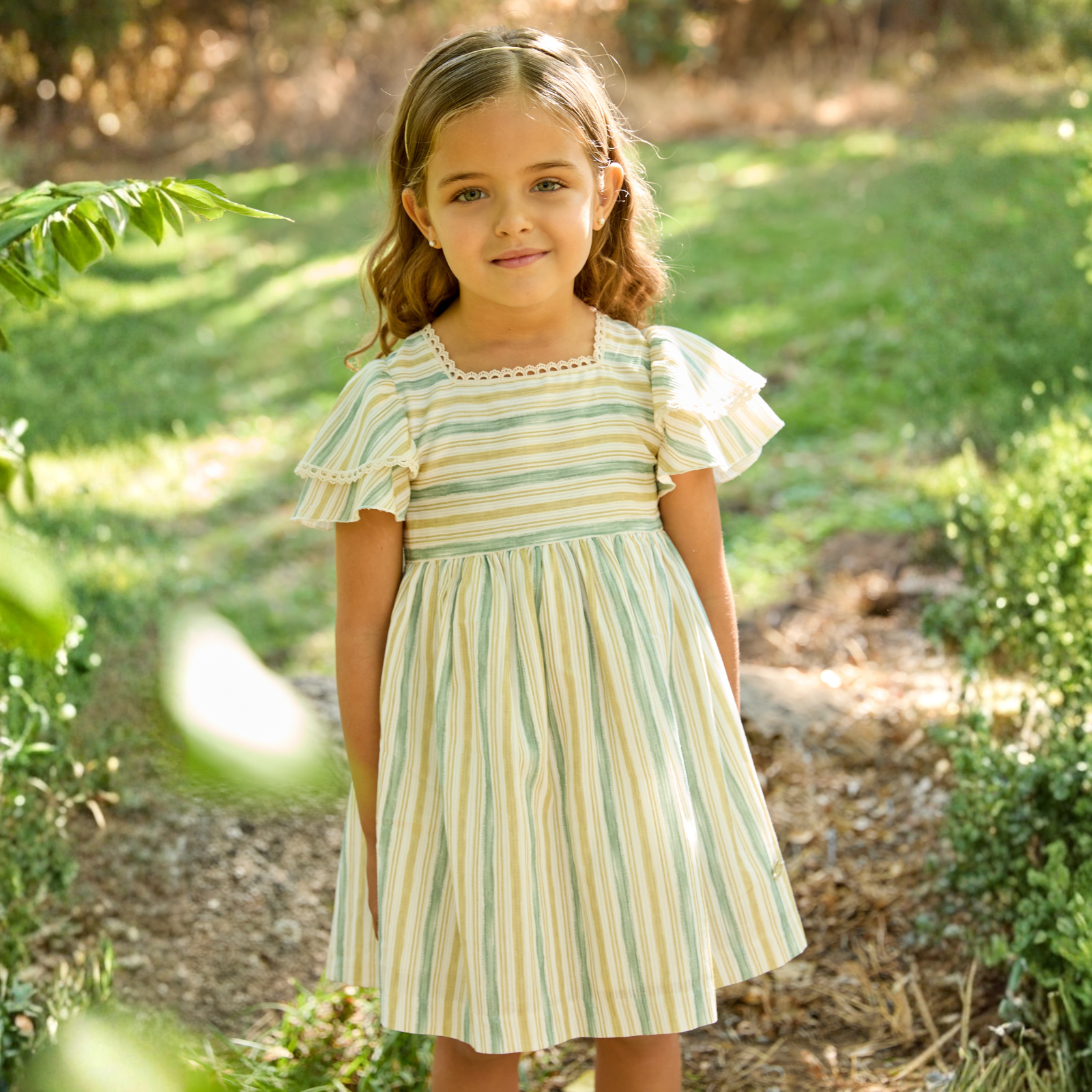 Vestido com estampado de riscas amarelas e verdes para menina da Martín Aranda "Edmonton"