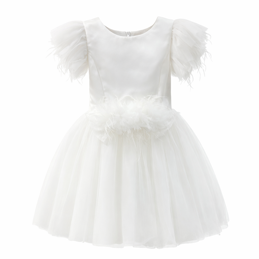 Vestido de cerimónia branco com renda e plumas da Miss Leod