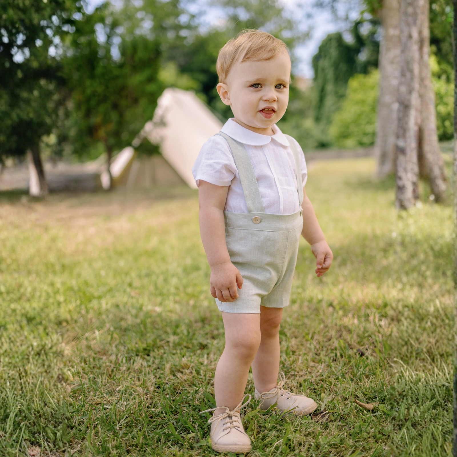 Conjunto camisa branca e calção com alças verde água da Paz Rodriguez "Cerimónia"