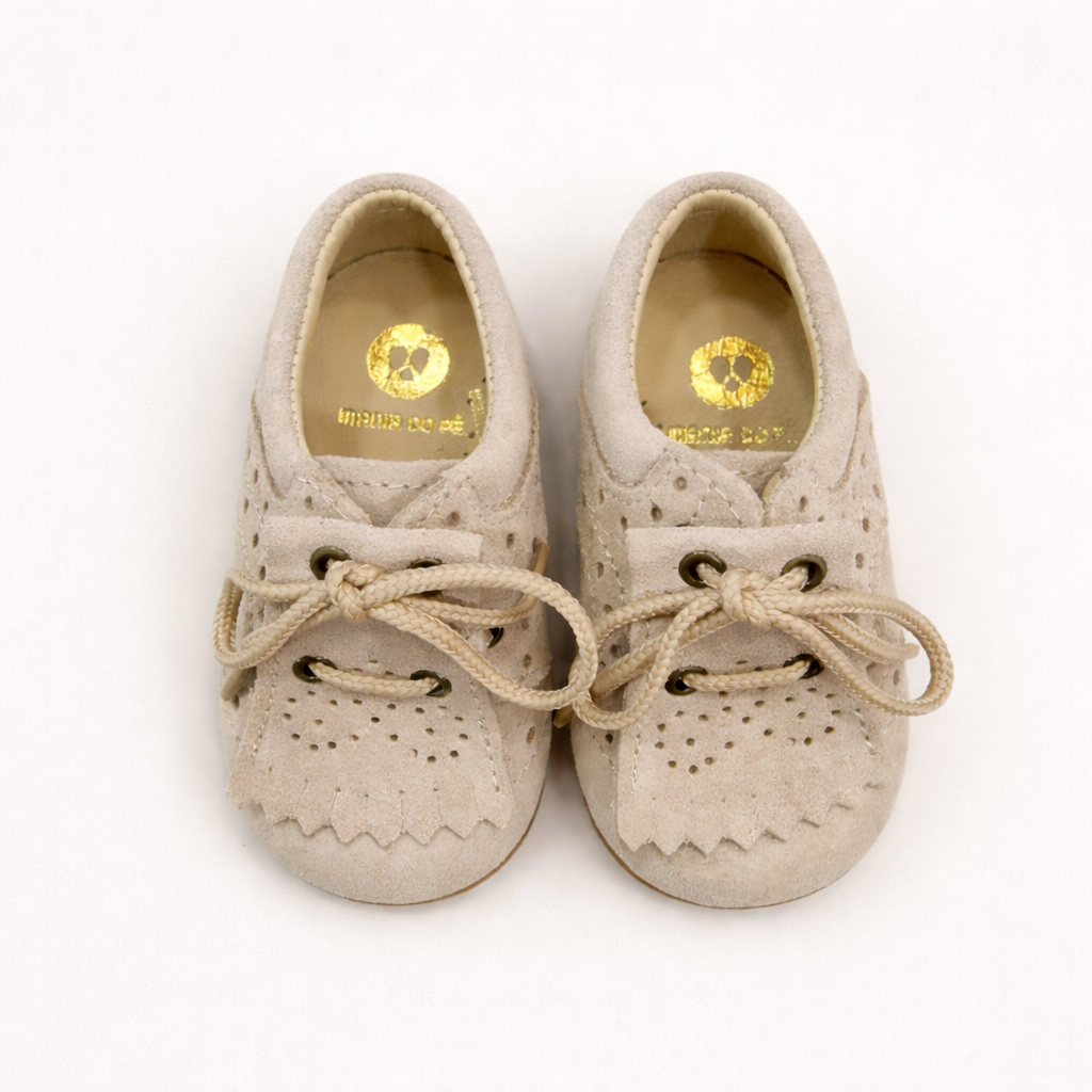 Sapatos bege estilo caneiras com franja da Mania do Pé