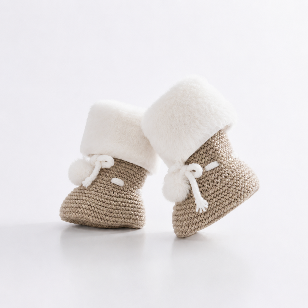 Botinhas em malha camel com pelo polar da Pangasa "Luxury Camel"