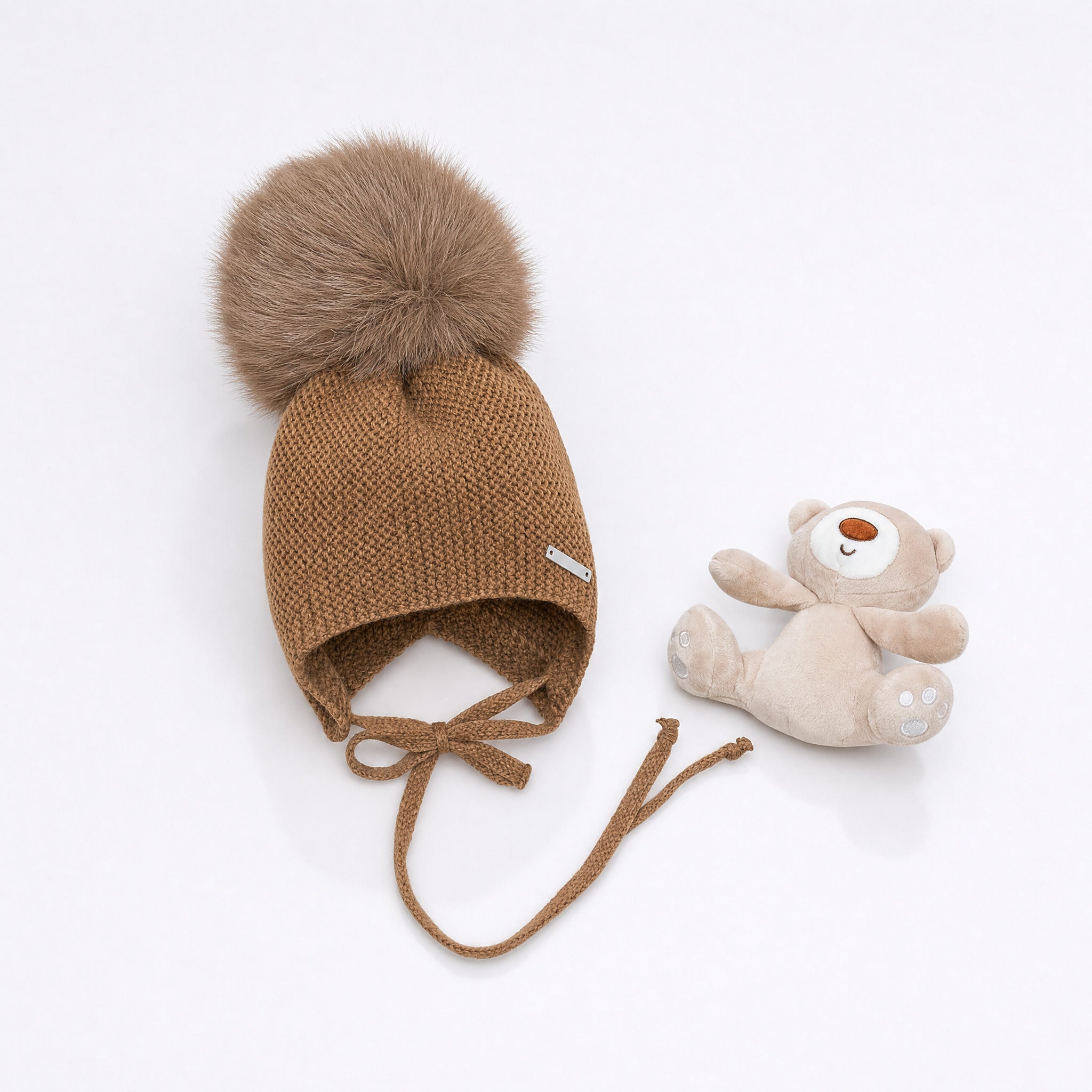 Gorro castanho com pompom da Pangasa "General"