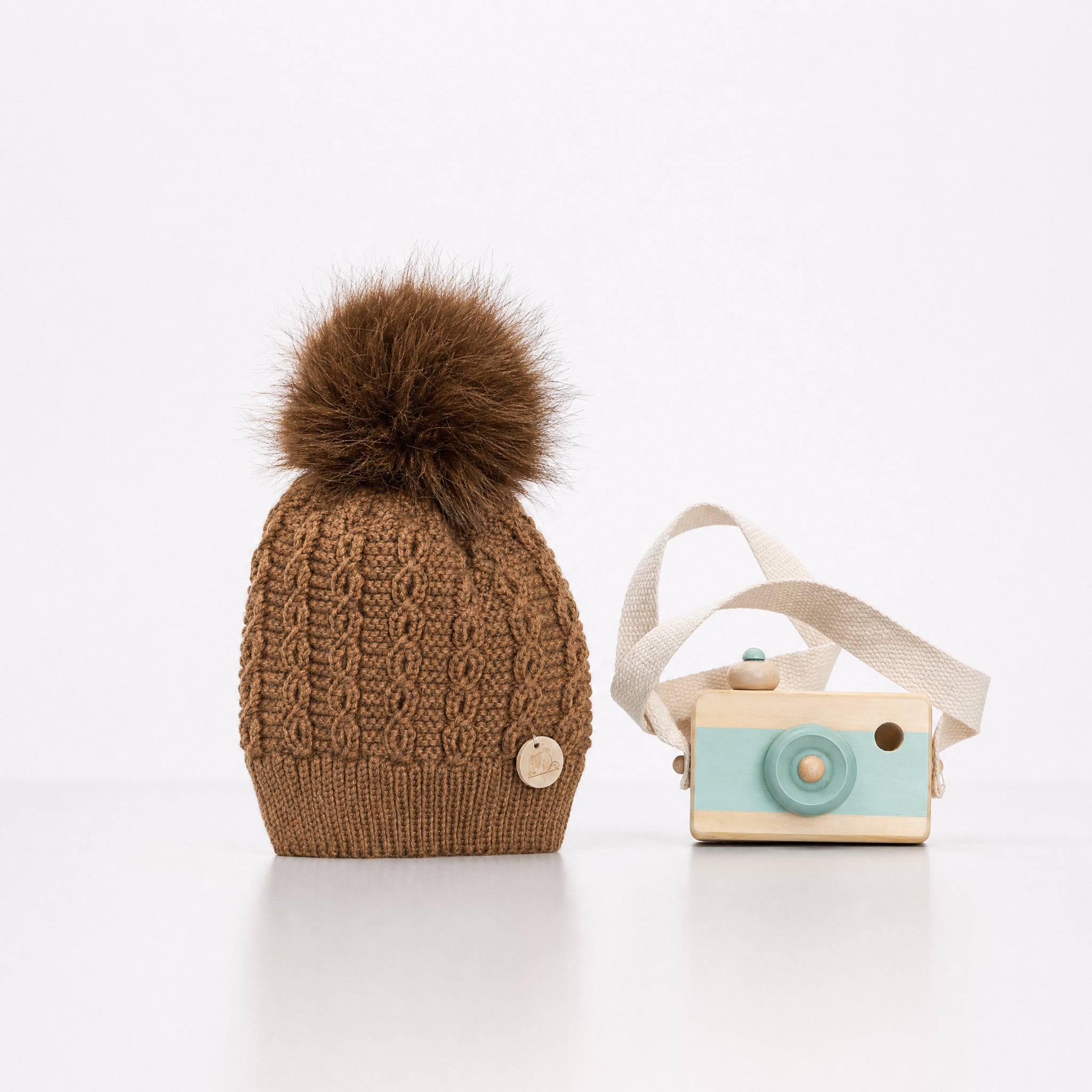 Gorro em malha castanho com pompom da Pangasa "General"