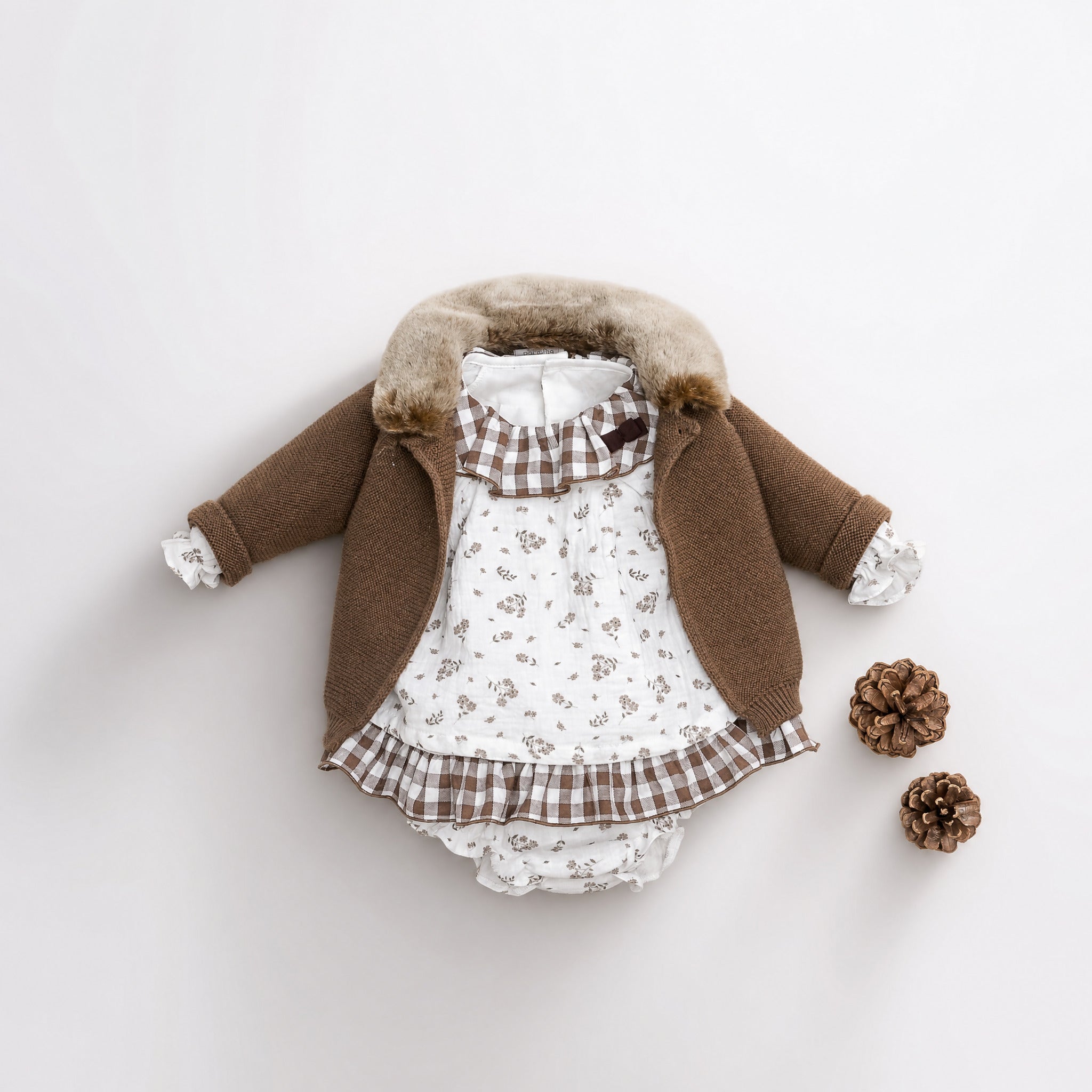 Conjunto blusa estampada e tapa fraldas vichy castanho da Pangasa "General"