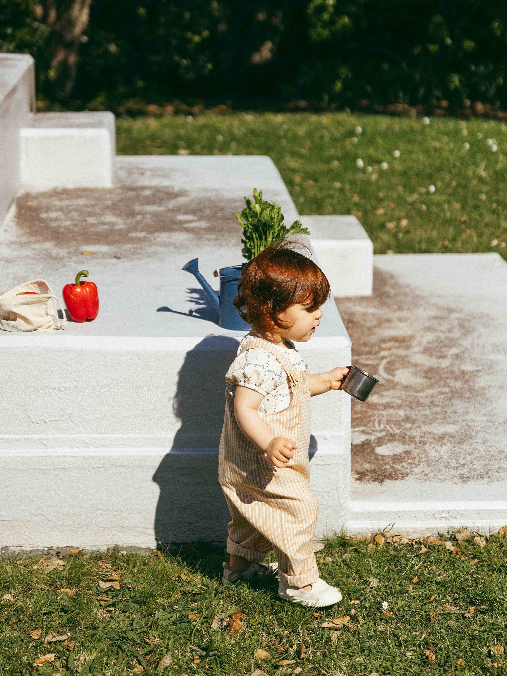 Jardineiras em tecido de riscas com bolso da Snug