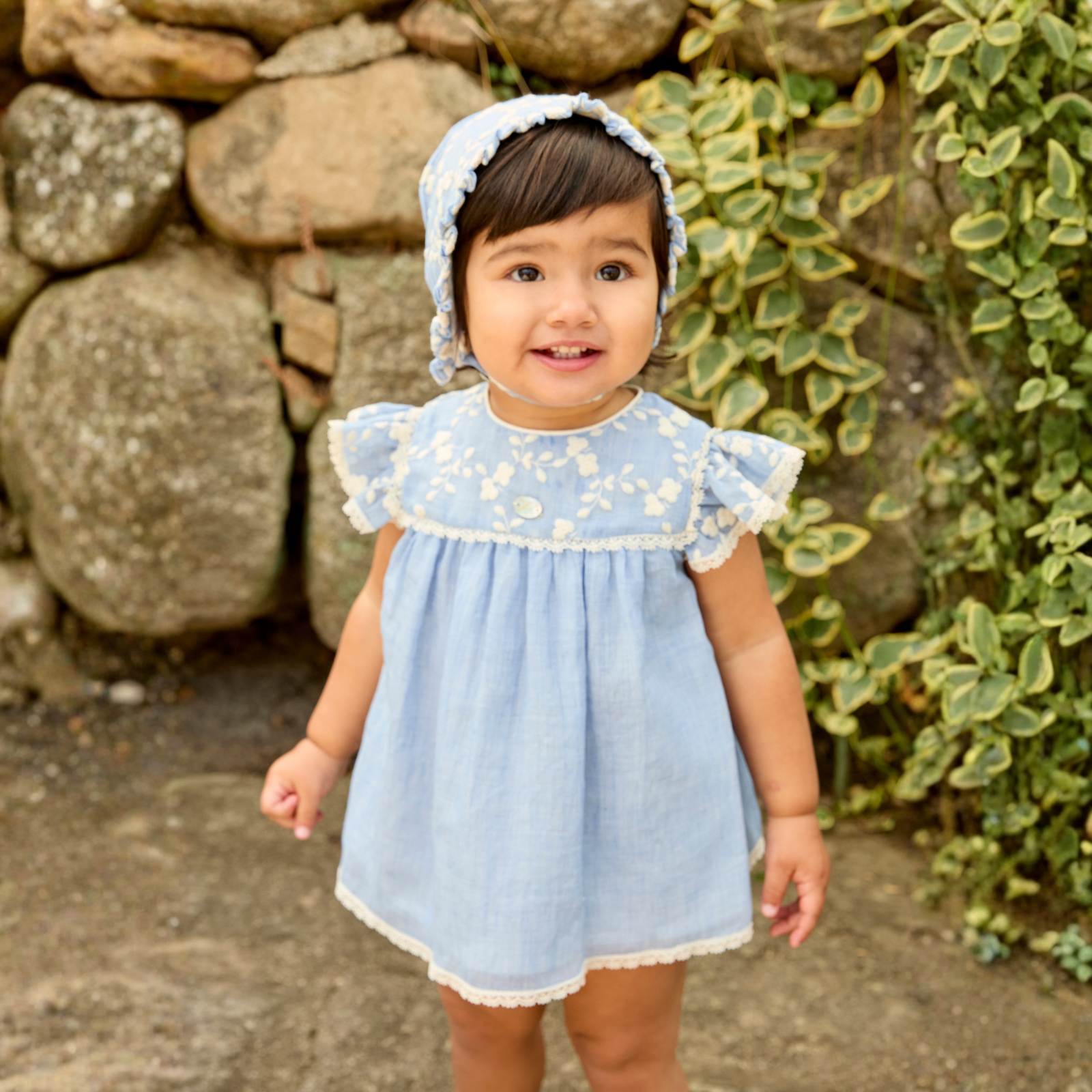 Vestido azul com bordado e tapa fraldas para bebe menina da Martín Aranda "Surrey"