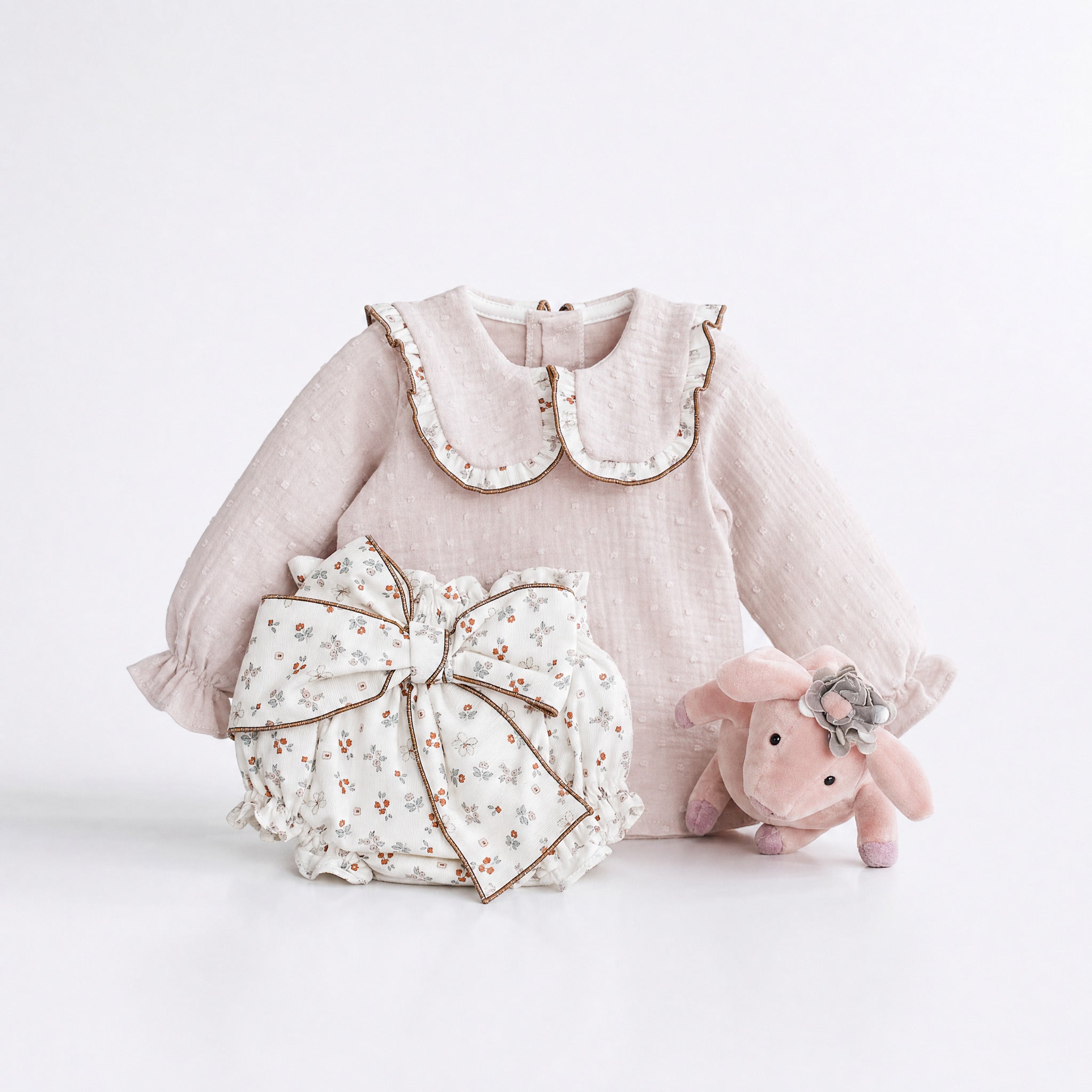 Conjunto blusa rosa vintage e tapa fraldas floral da Pangasa "Vintage"