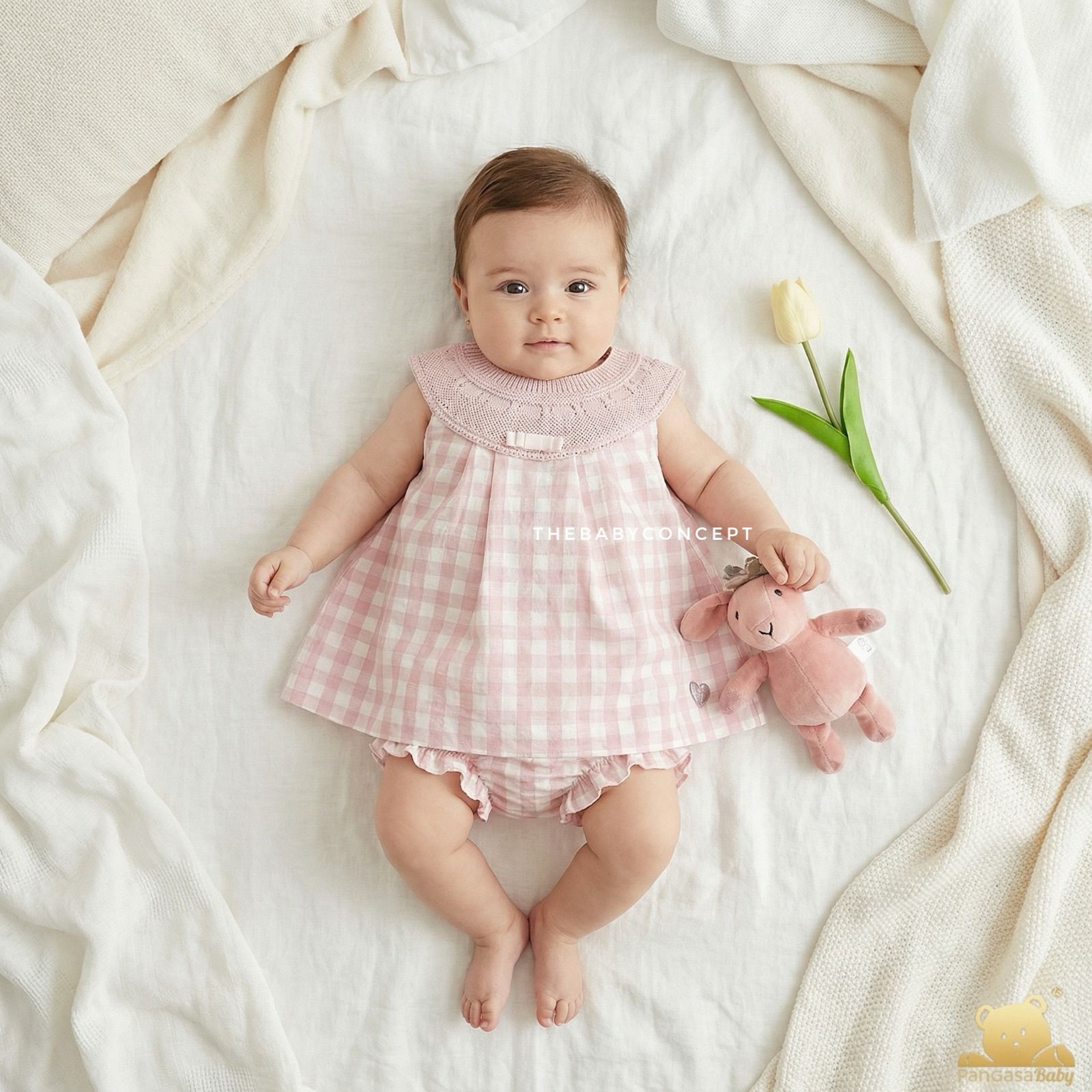 Vestido vichy rosa e tapa fraldas com estampado floral da Pangasa