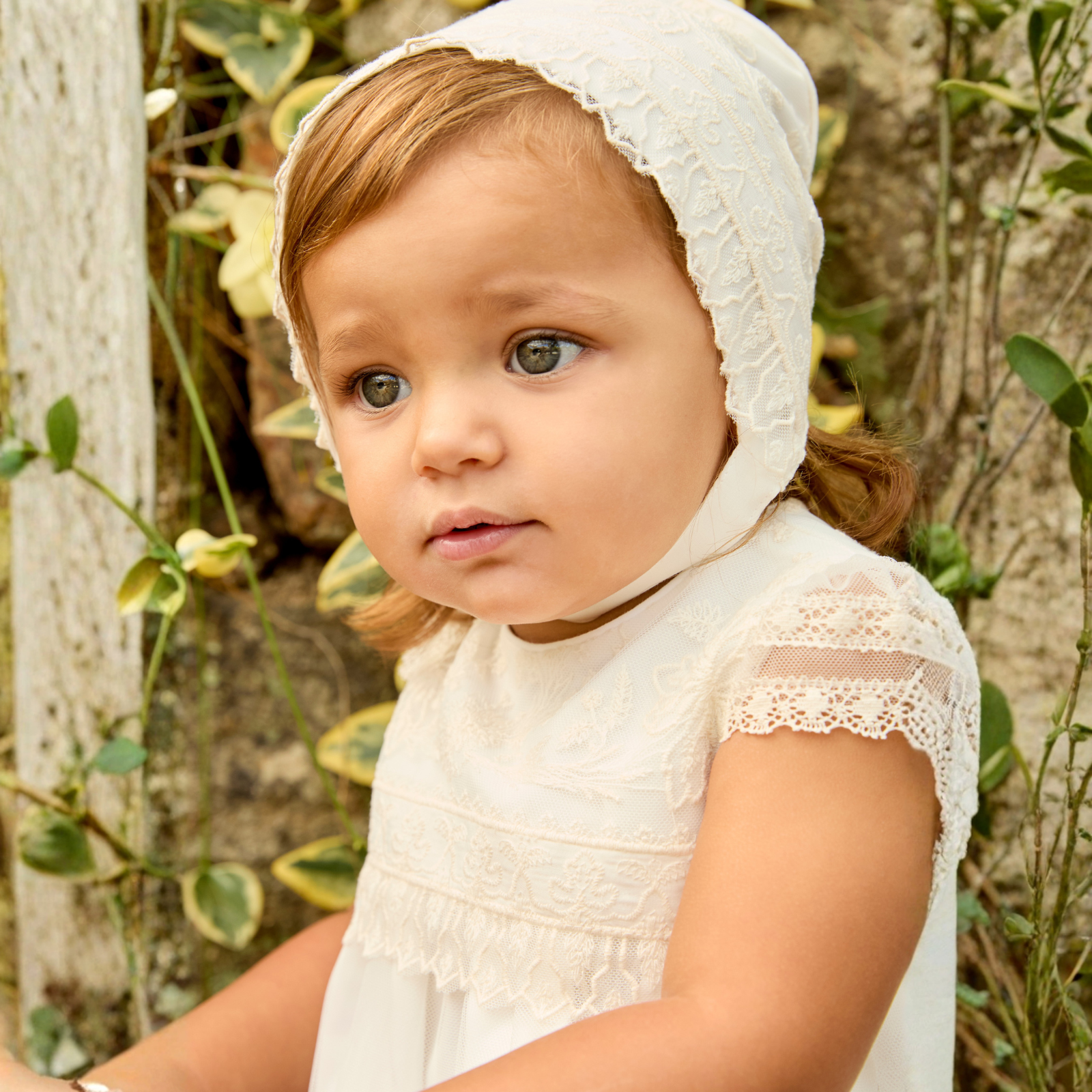 Touca de cerimónia pérola com tule bordado da Martín Aranda "Vancouver"