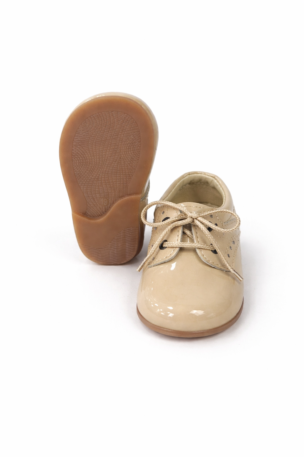 Sapatos oxford de verniz com atacadores da Mania do Pé