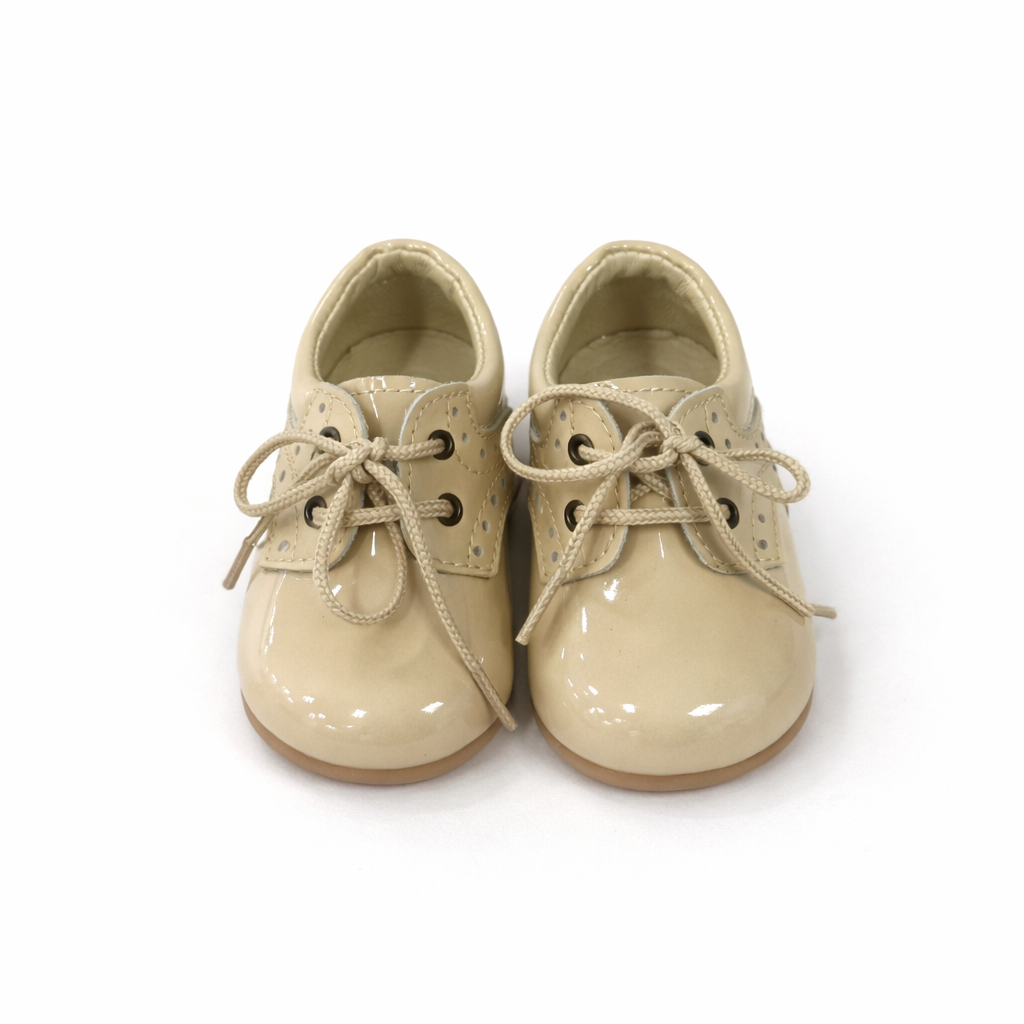 Sapatos oxford de verniz com atacadores da Mania do Pé