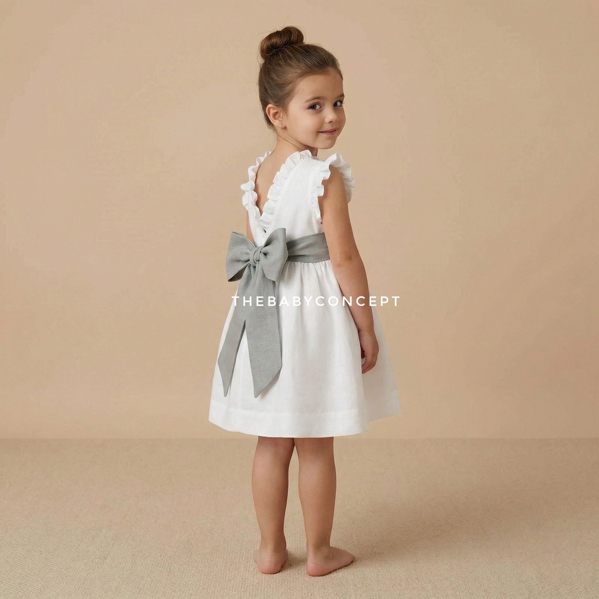 Vestido em linho pérola com faixa verde militar da Niseret