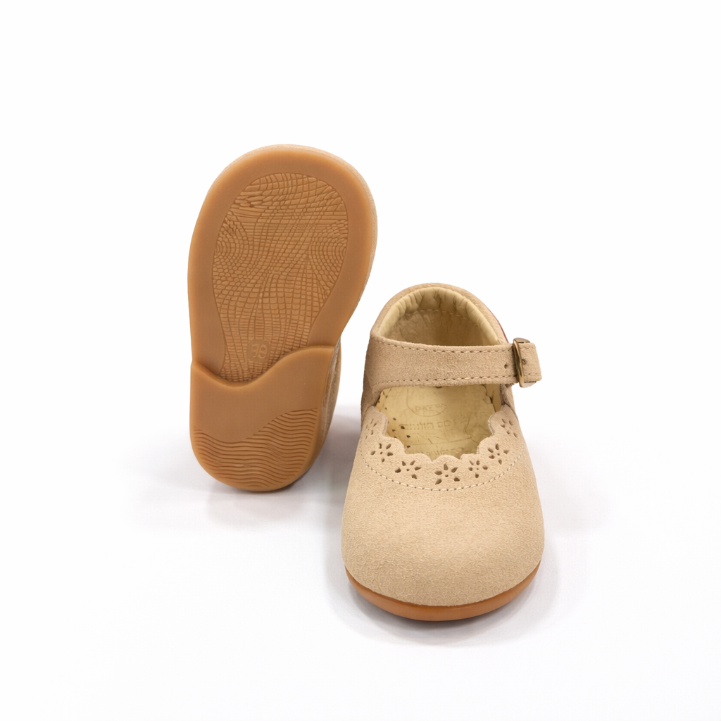 Sapatos camurça com fivela da Mania do Pé