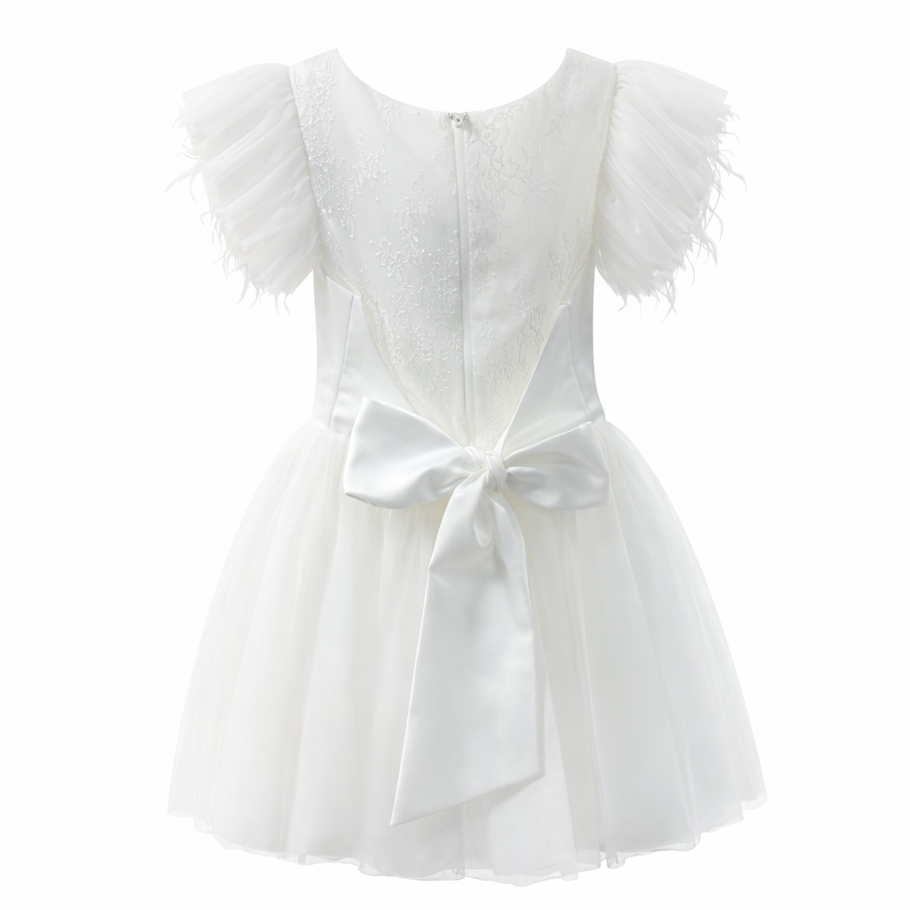 Vestido de cerimónia branco com renda e plumas da Miss Leod