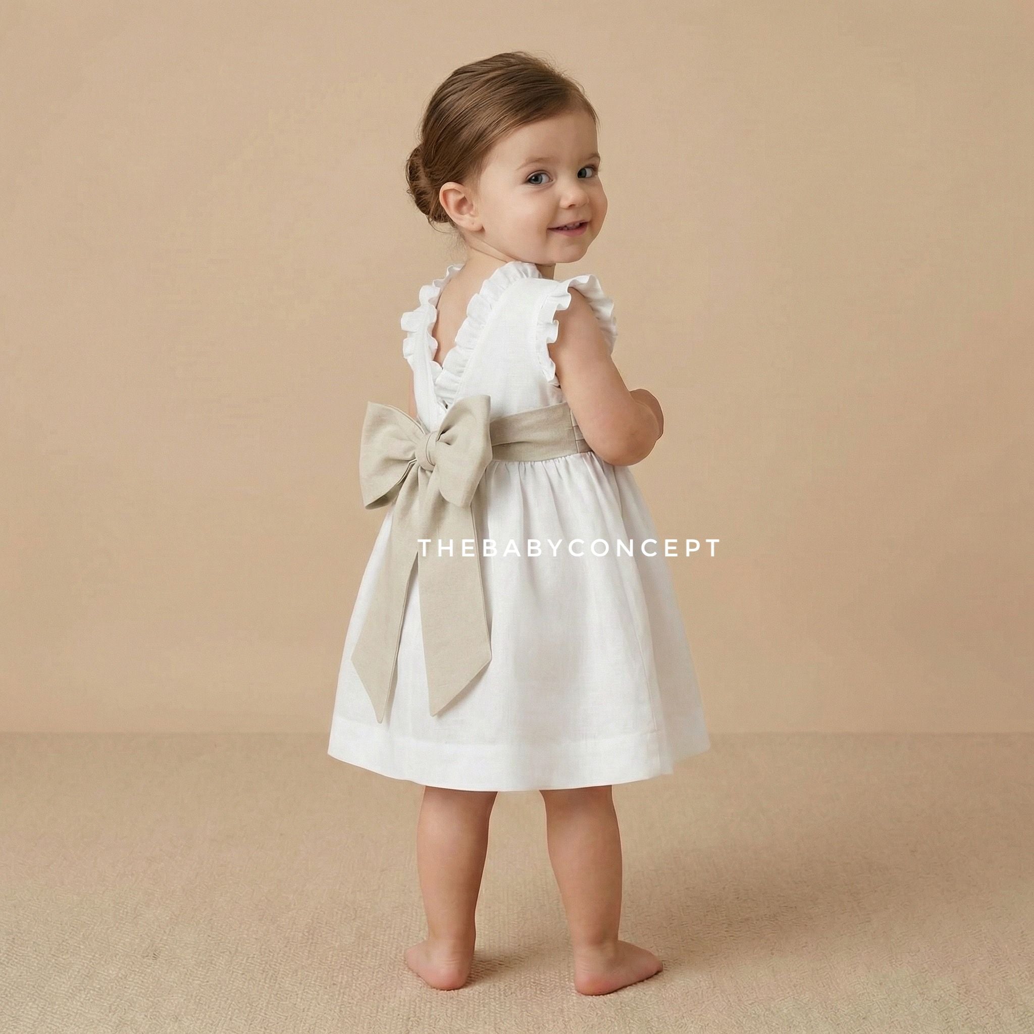 Vestido em linho pérola com faixa bege para cerimonia da Niseret