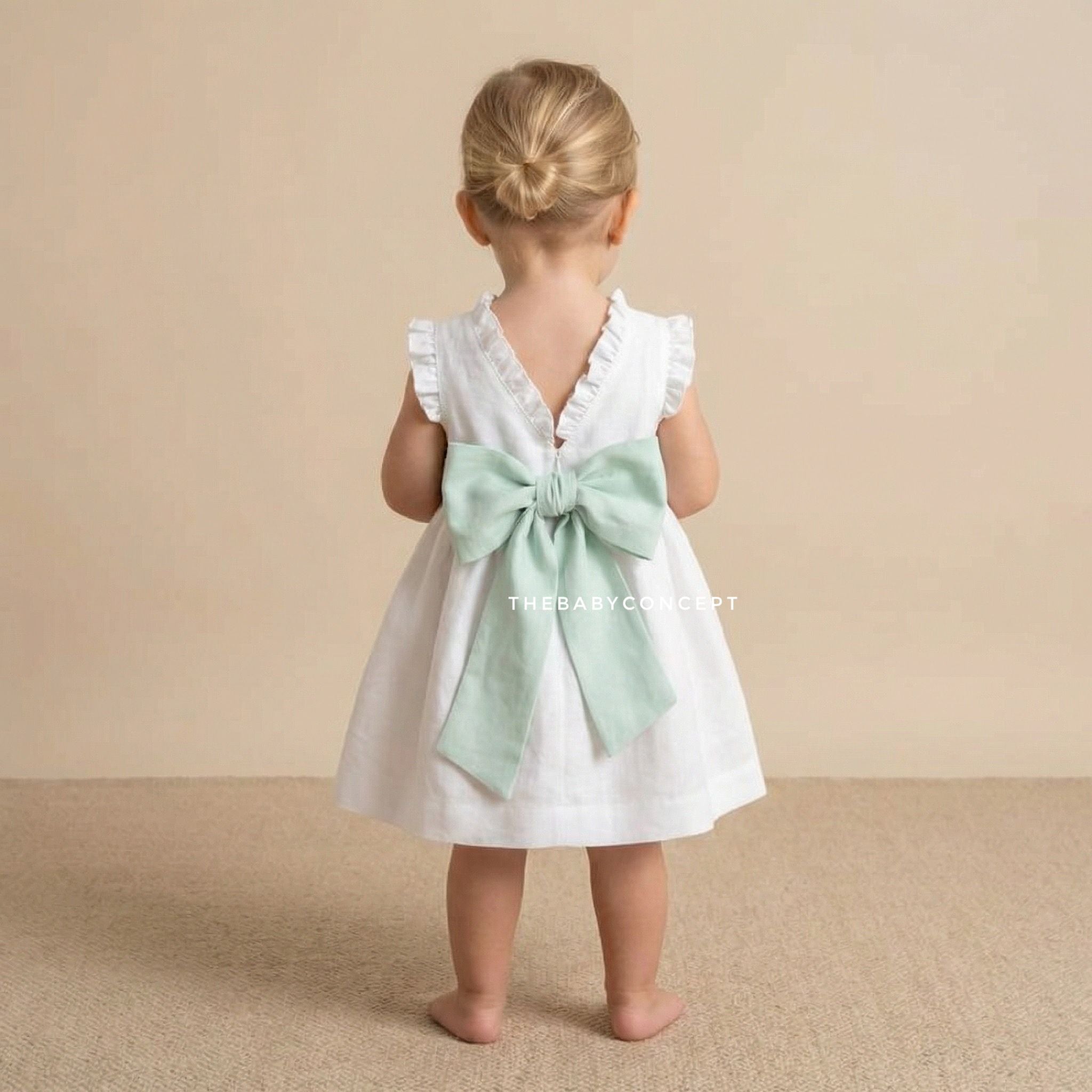 Vestido em linho pérola com faixa verde água da Niseret