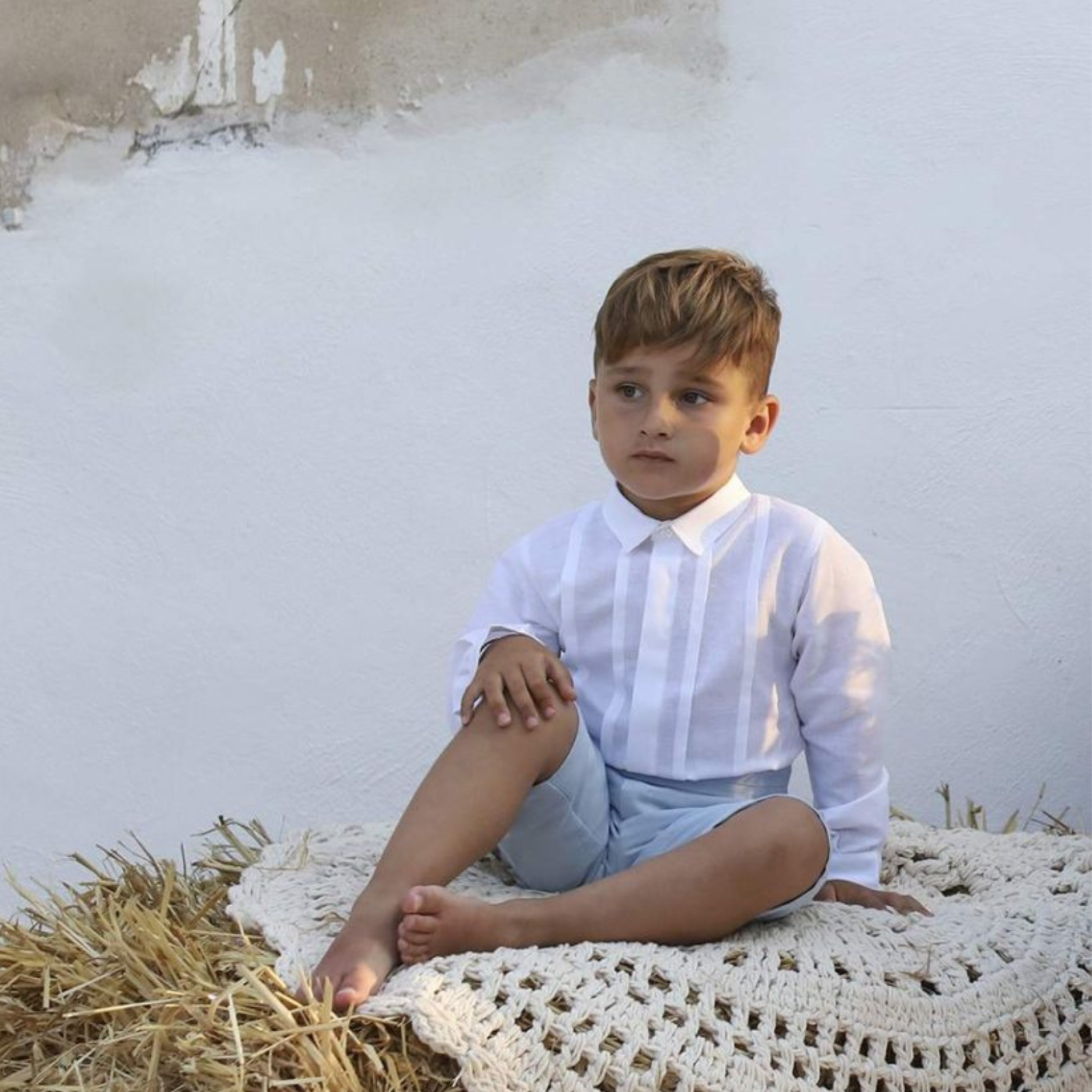 Camisa de cerimónia em linho pérola com gola e pregas da Niseret