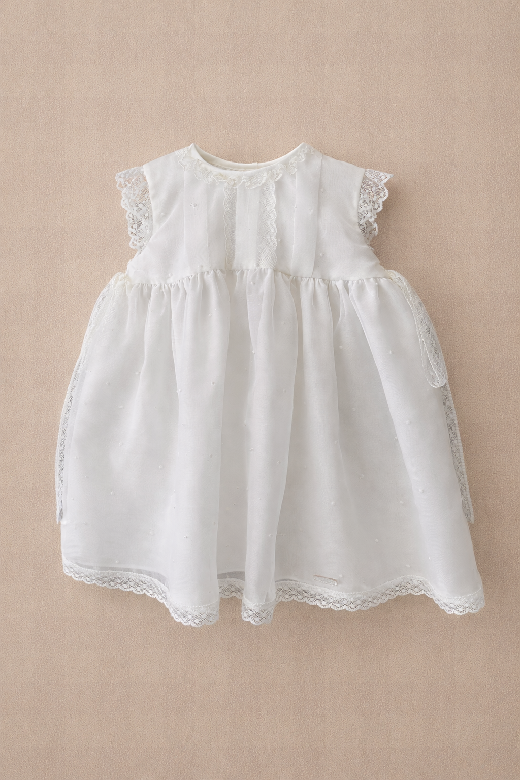 Vestido pérola com tapa fralda e touca cerimónia com pontinhos e rendas da Niseret