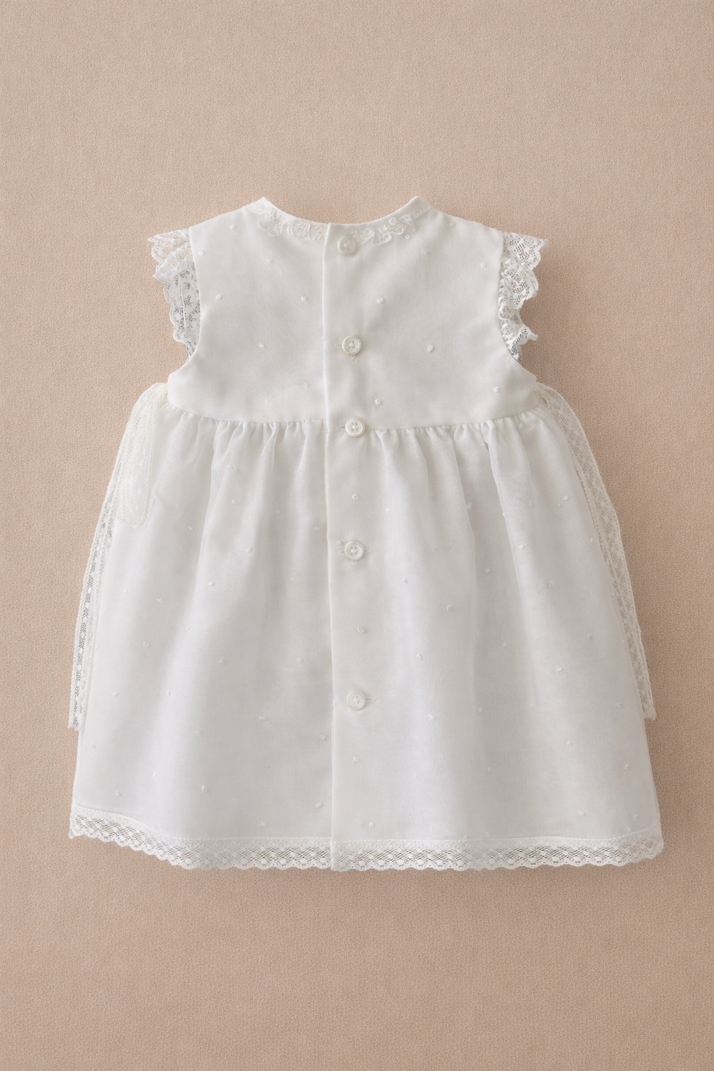 Vestido pérola com tapa fralda e touca cerimónia com pontinhos e rendas da Niseret