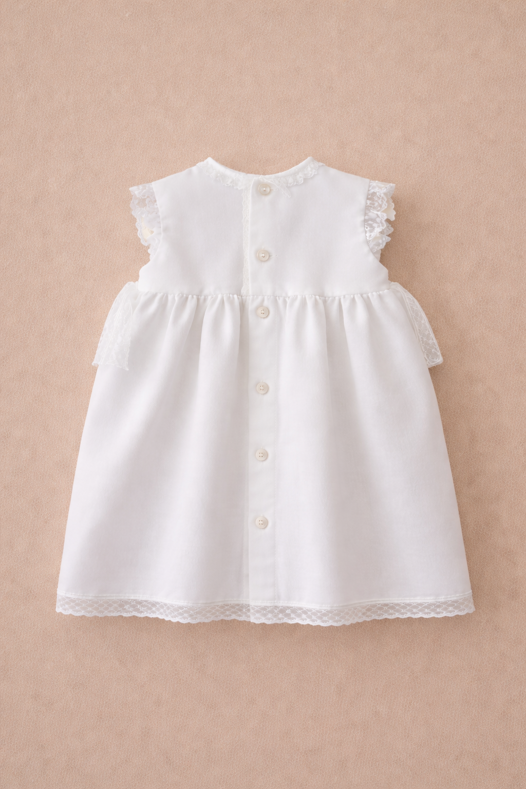 Vestido com tapa fralda e touca cerimónia em linho e rendas da Niseret