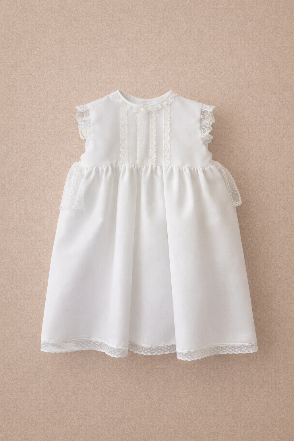 Vestido com tapa fralda e touca cerimónia em linho e rendas da Niseret