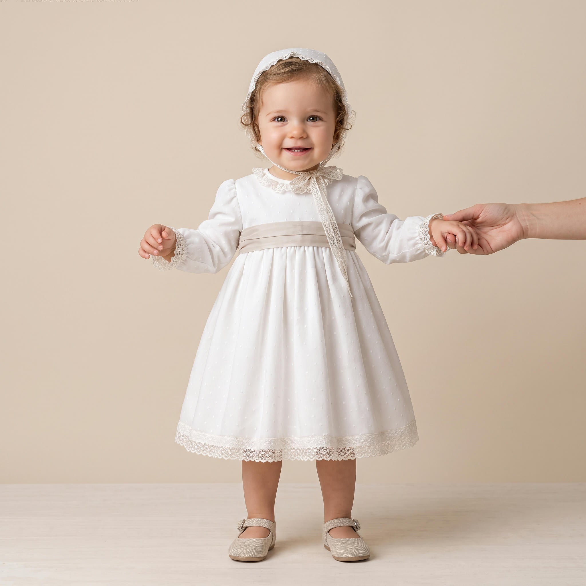 Vestido em tule com faixa bege para cerimónia da Niseret