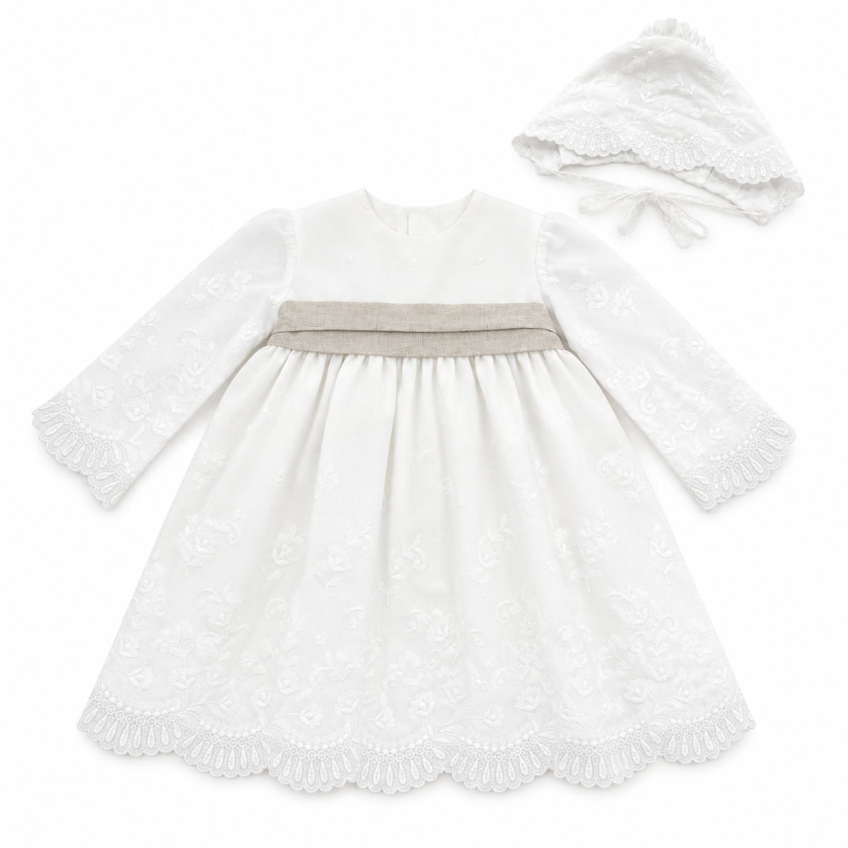 Vestido com tapa fralda e touca cerimónia tule bordado e faixa bege da Niseret