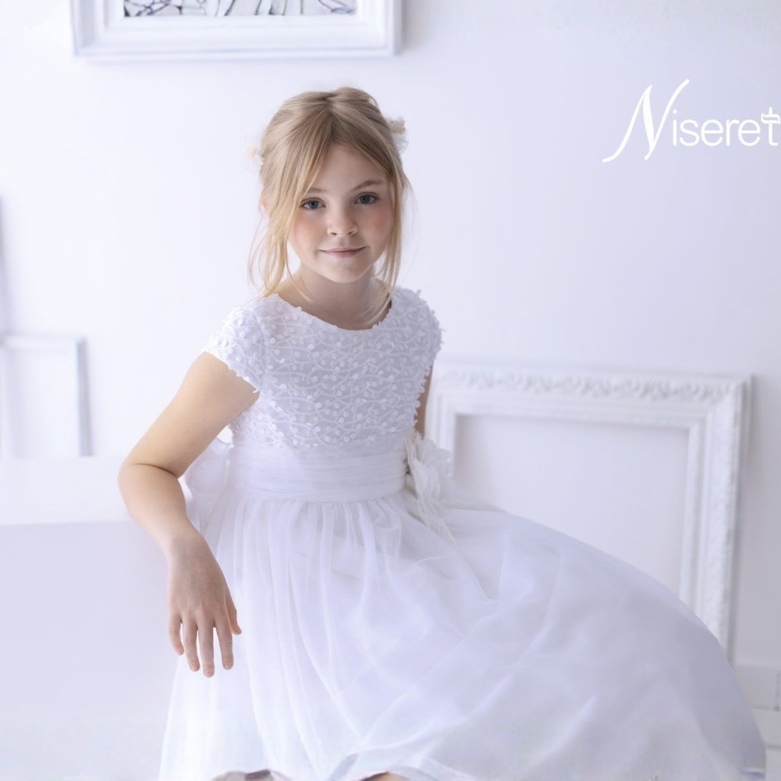 Vestido de comunhão em pérola com corpete bordado da Niseret