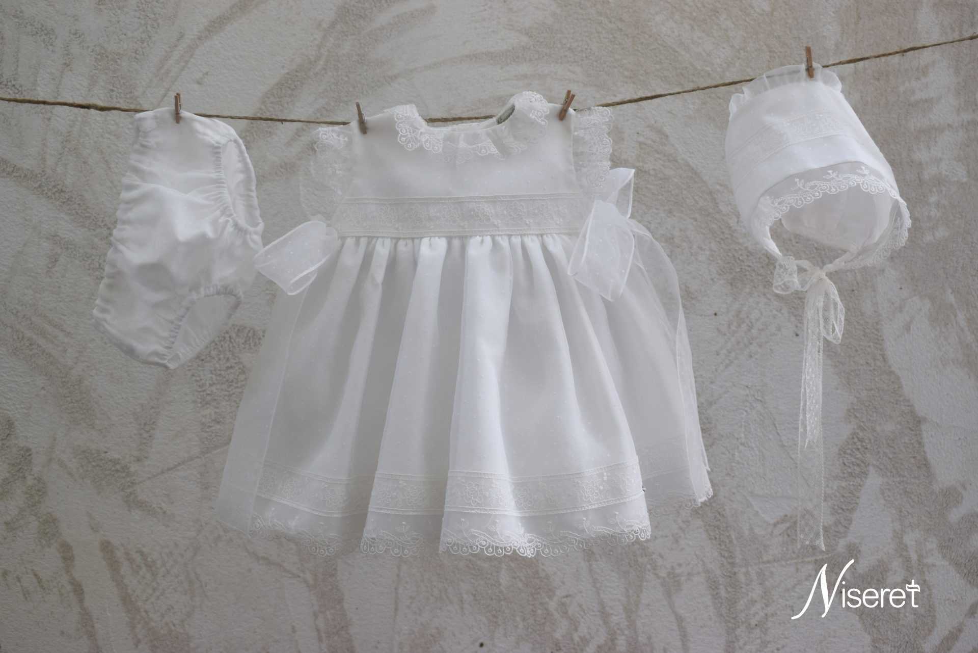 Vestido com tapa fralda e touca em organza com pontinhos da Niseret