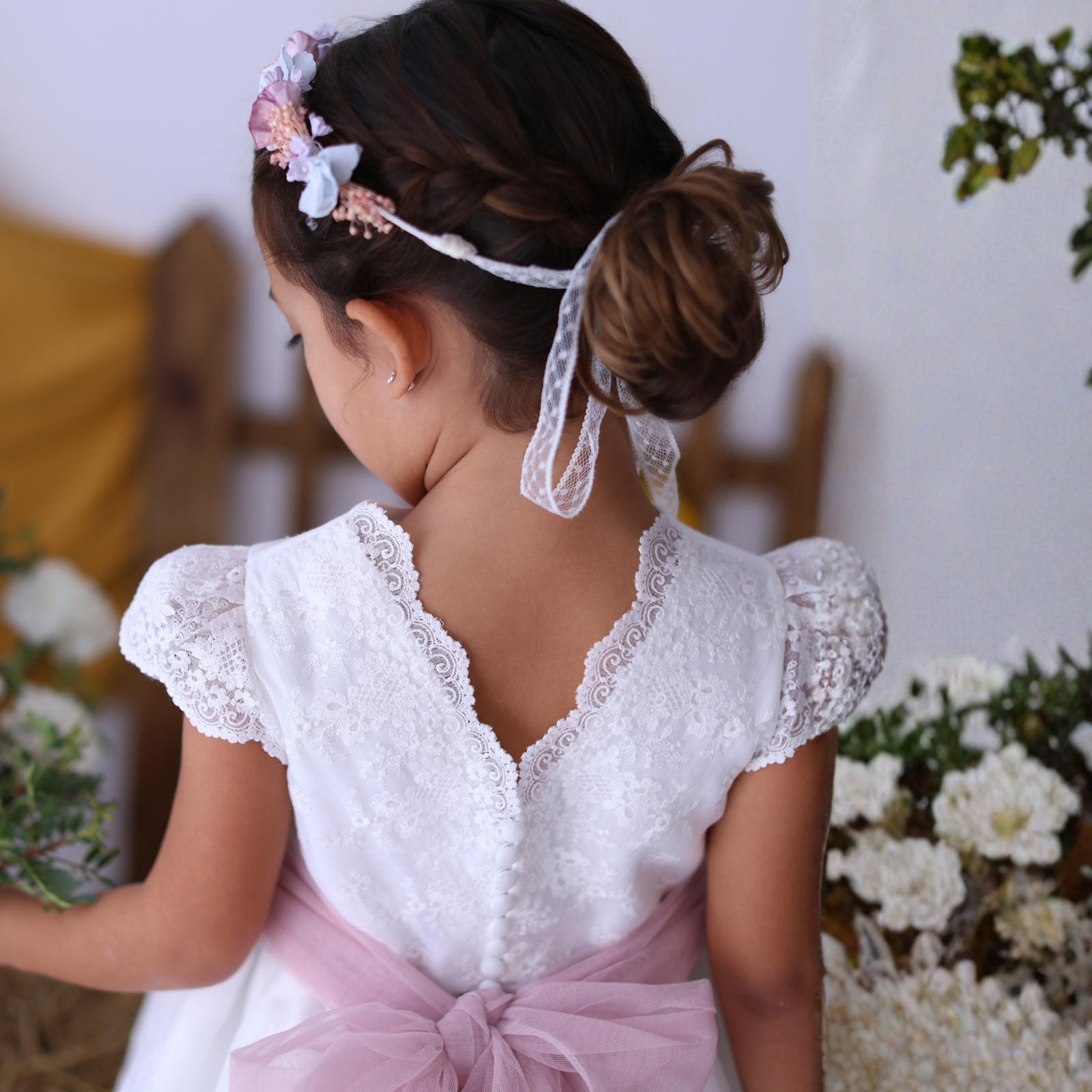 Vestido cerimónia pérola com bordado e faixa rosa em tule da Niseret