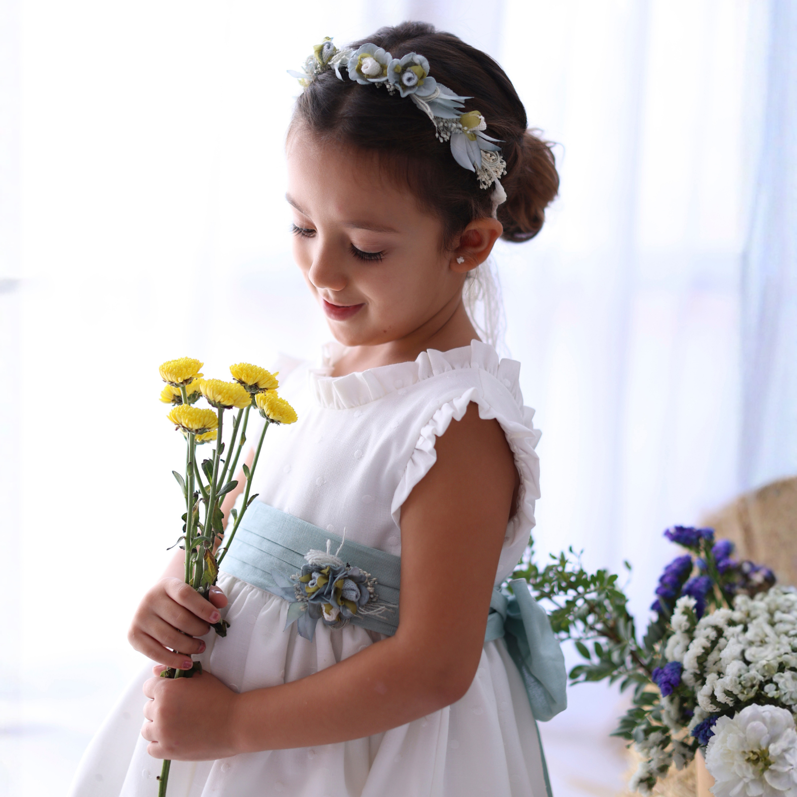 Vestido em linho pérola com bordado e faixa verde para cerimonia da Niseret