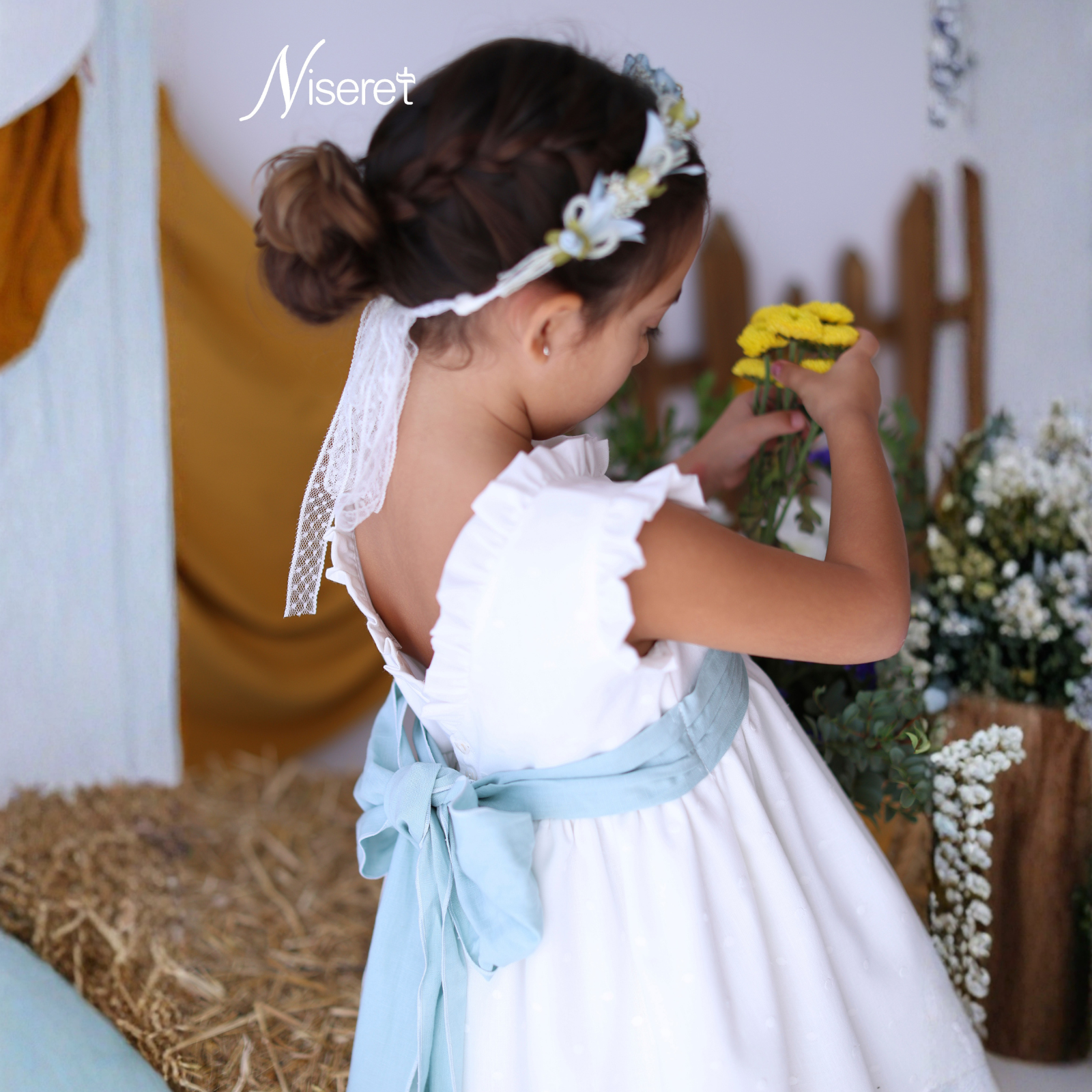 Vestido em linho pérola com bordado e faixa verde para cerimonia da Niseret