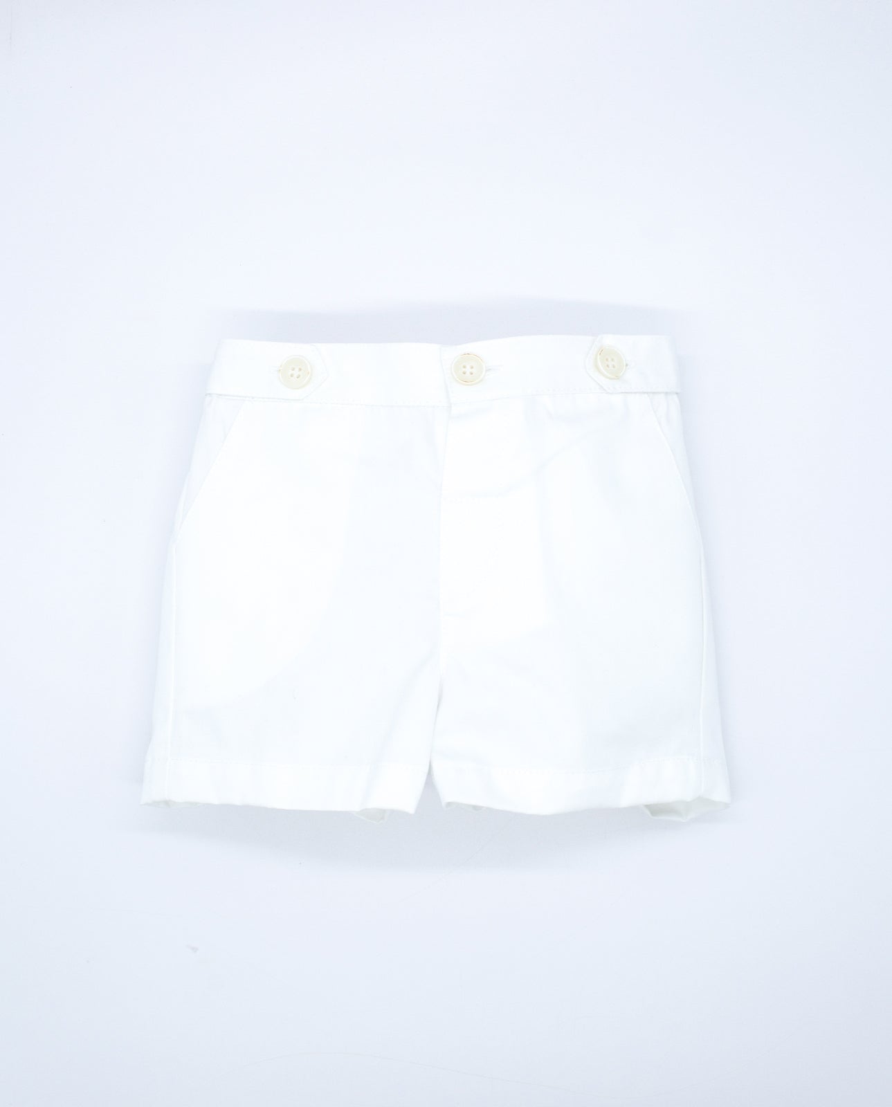 Conjunto camisa riscas azul claro e azul marinho e calção sarga branco da Fina Ejerique "NAVY"