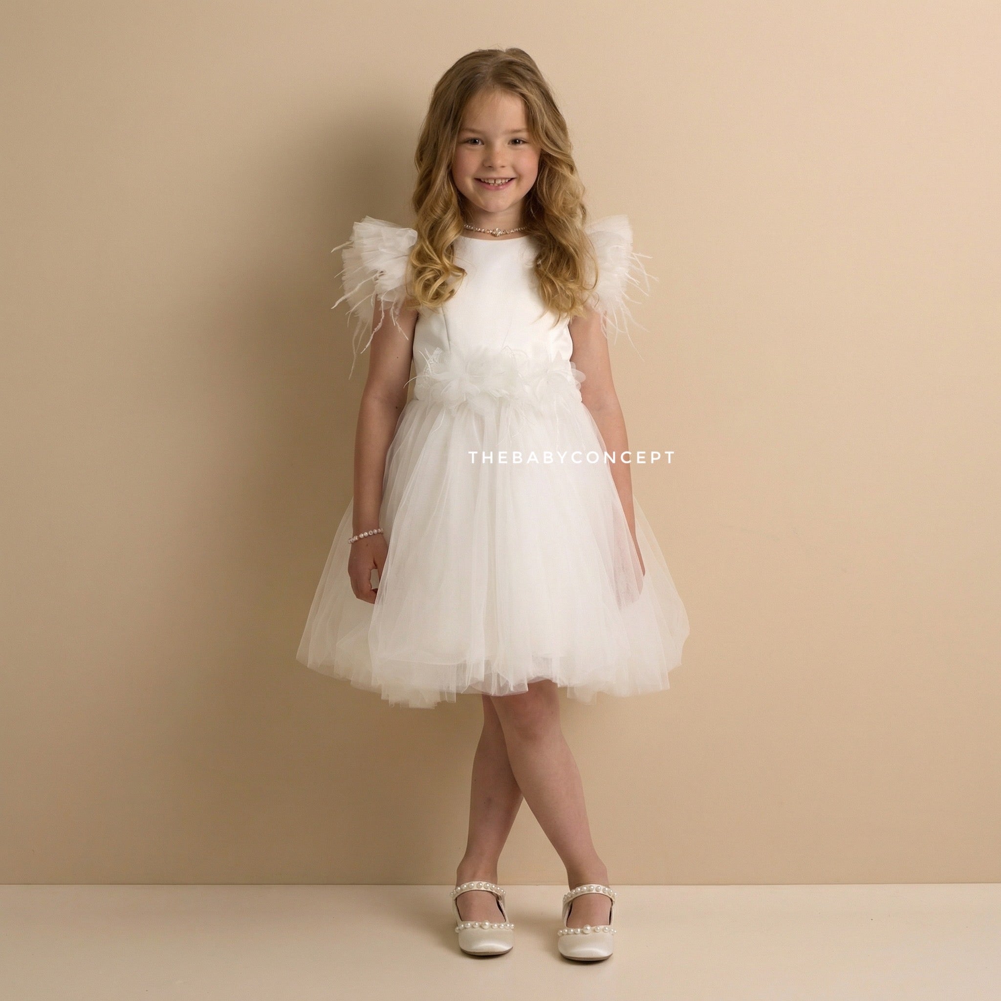 Vestido de cerimónia branco com renda e plumas da Miss Leod