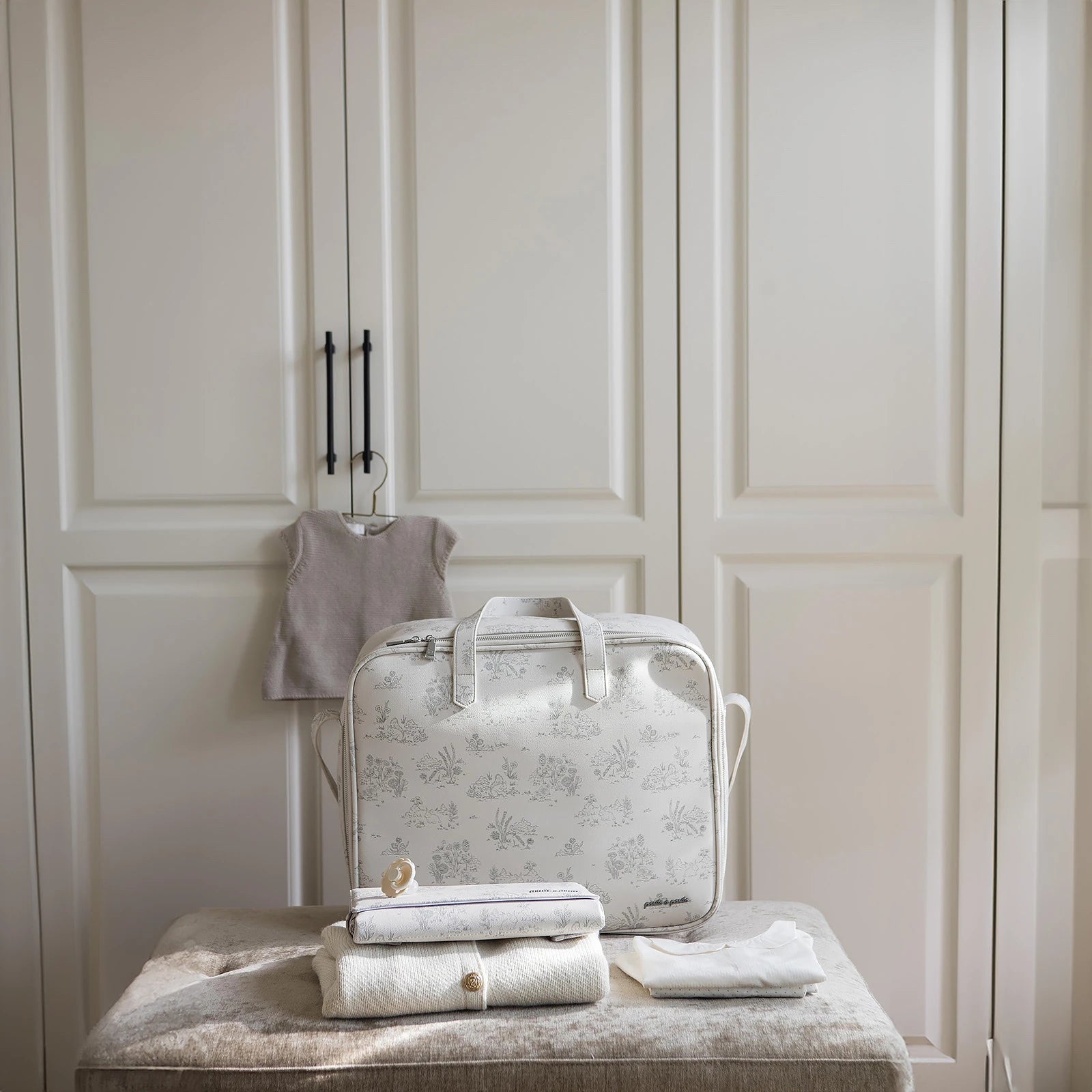 Toile-de-Jouy-Cream-Maletacambiador_a