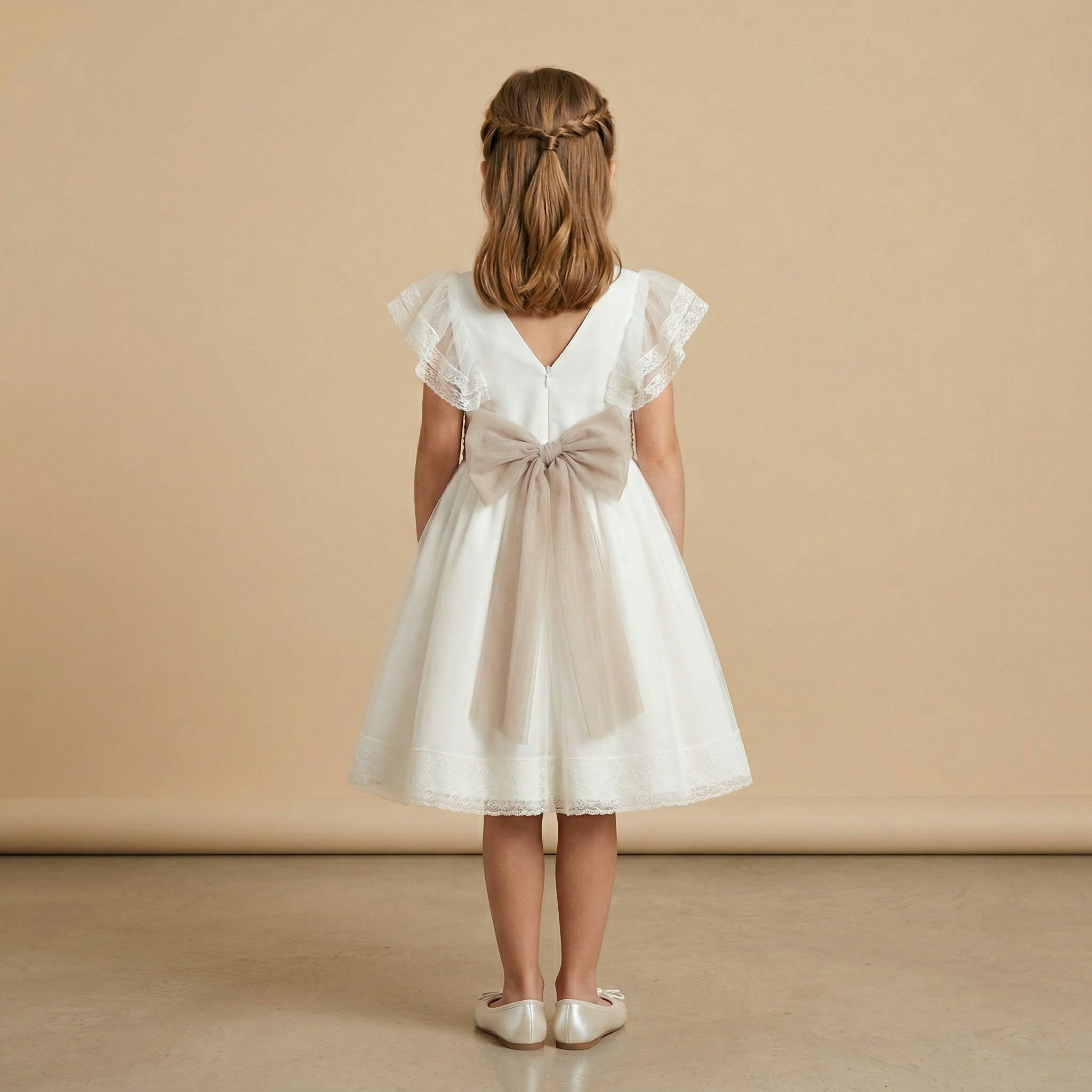 Vestido cerimónia menina em tule tom perola e faixa bege da Niseret