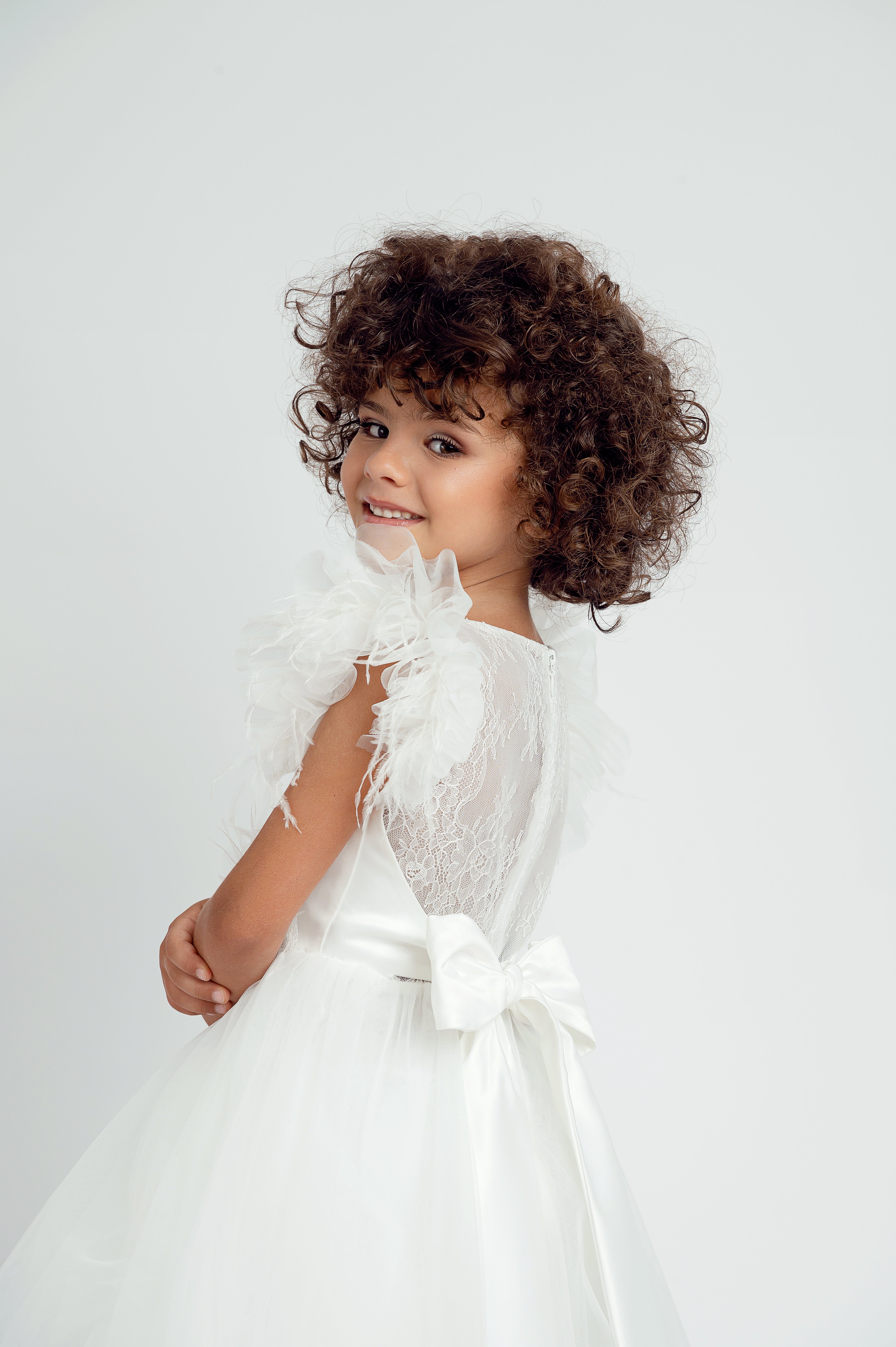 Vestido de cerimónia branco com renda e plumas da Miss Leod