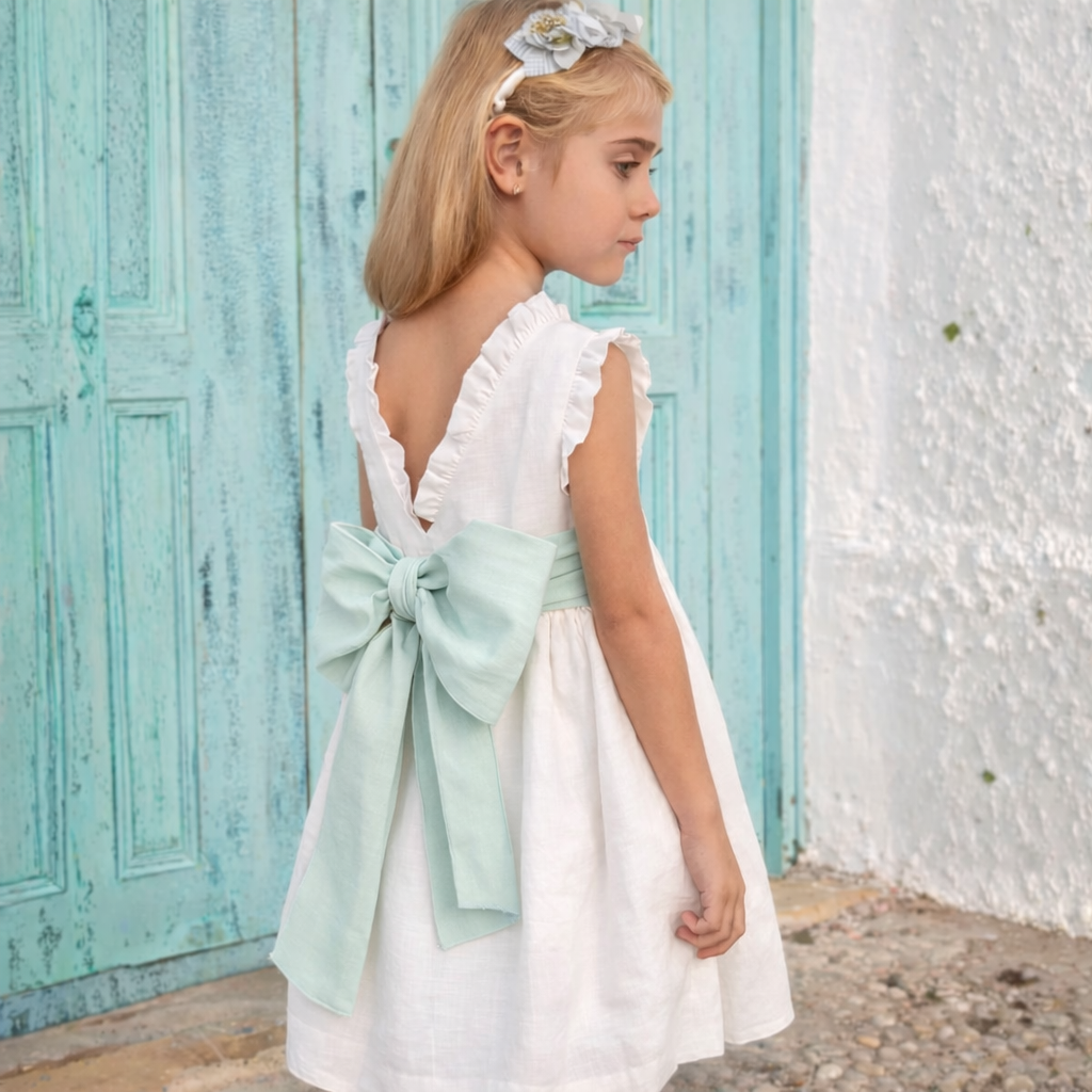 Vestido em linho pérola com faixa verde água da Niseret